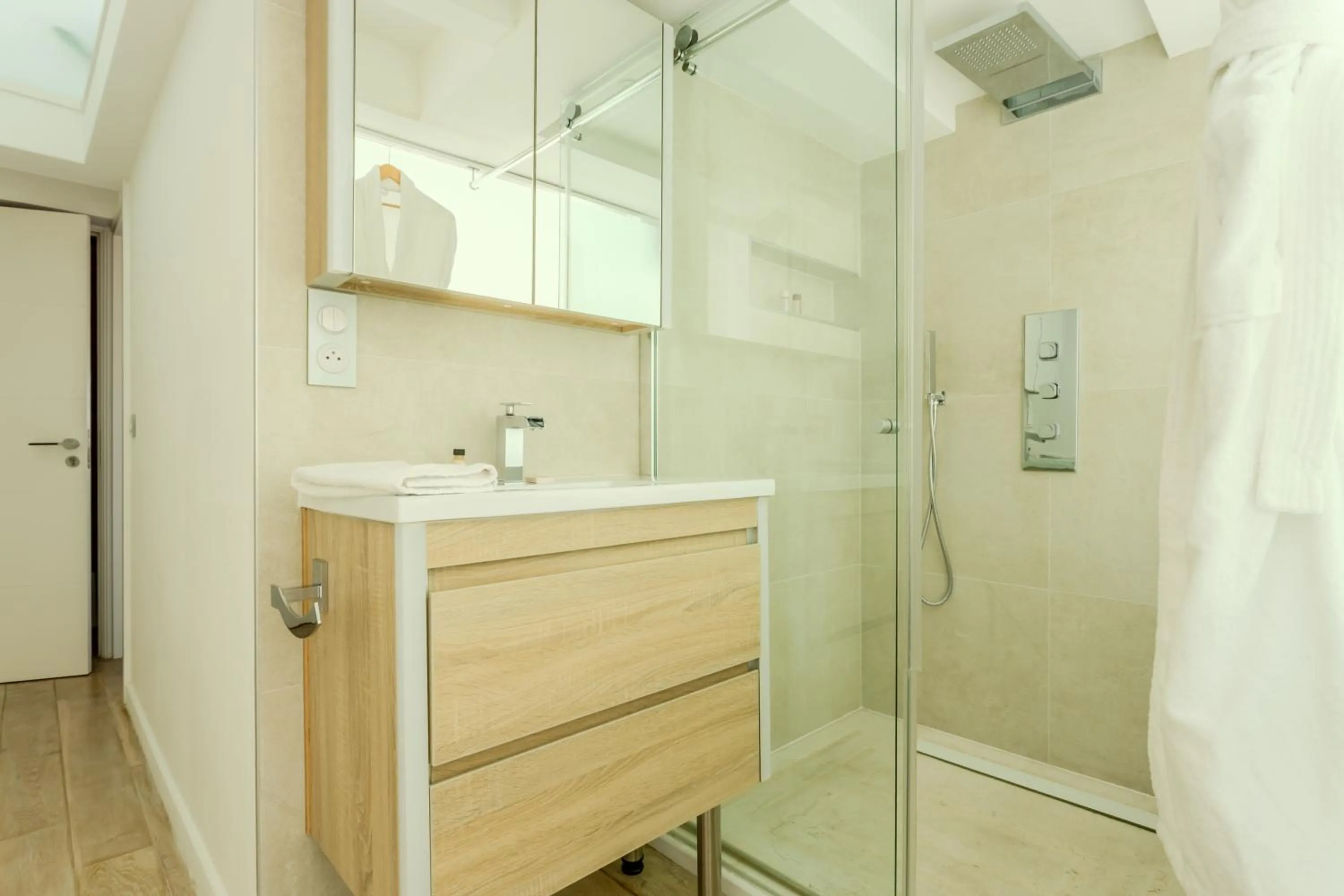 Shower in Traverse Des Artistes