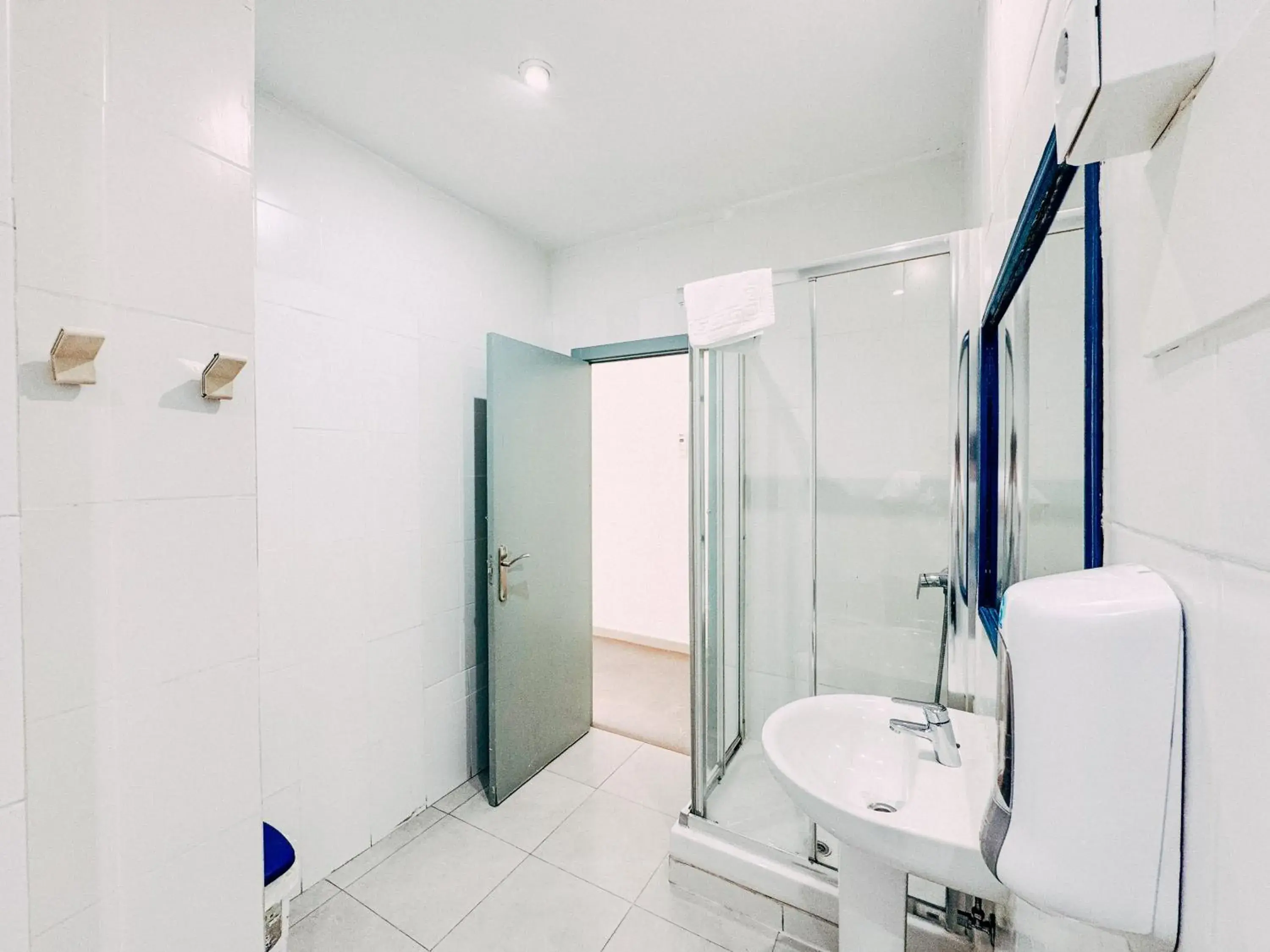 Quadruple Room with Private Bathroom in MadVibes Hostel Gran Vía Quadruple Room with Private Bathroom in MadVibes Hostel Gran Vía