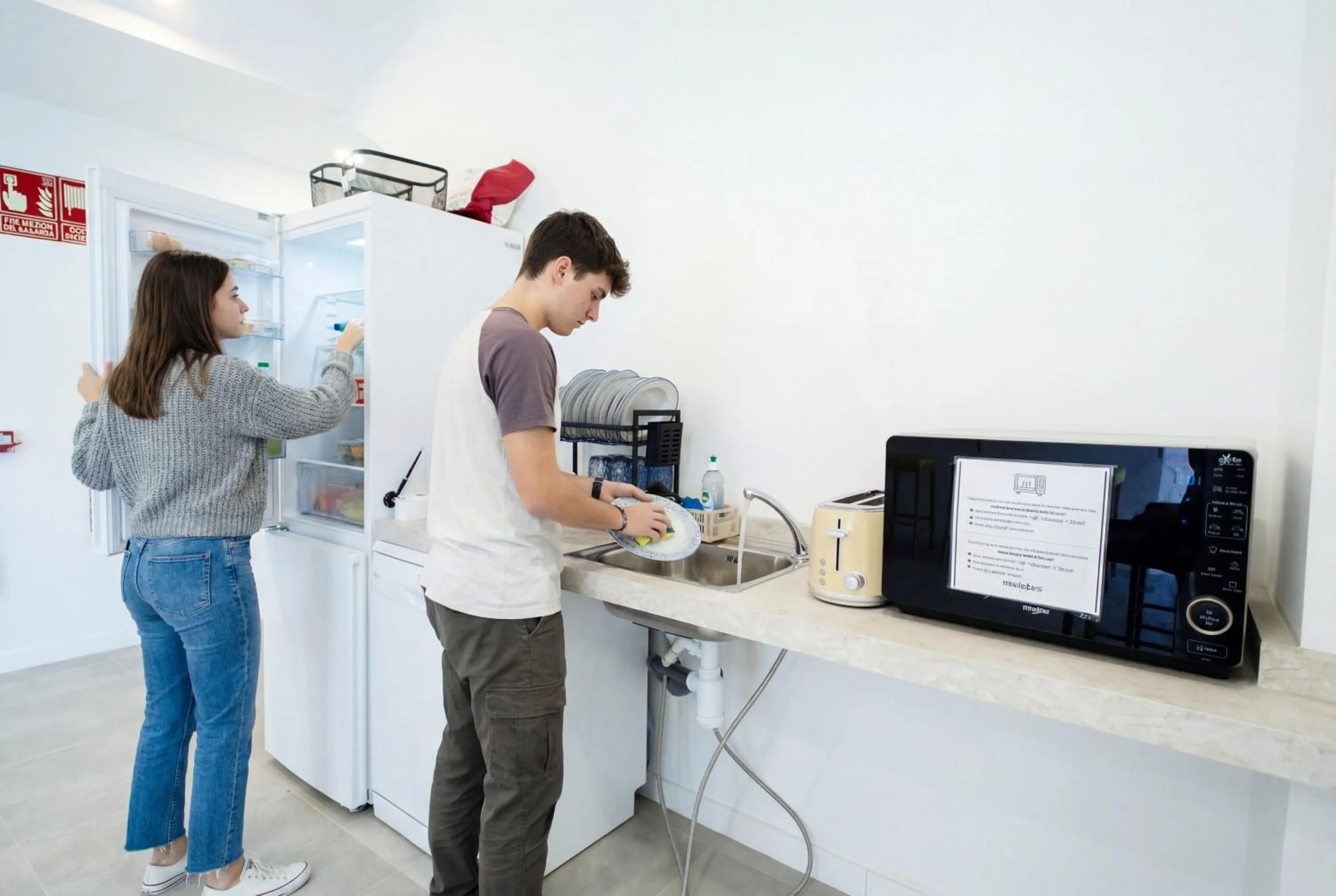 Communal kitchen in MadVibes Hostel Gran Vía