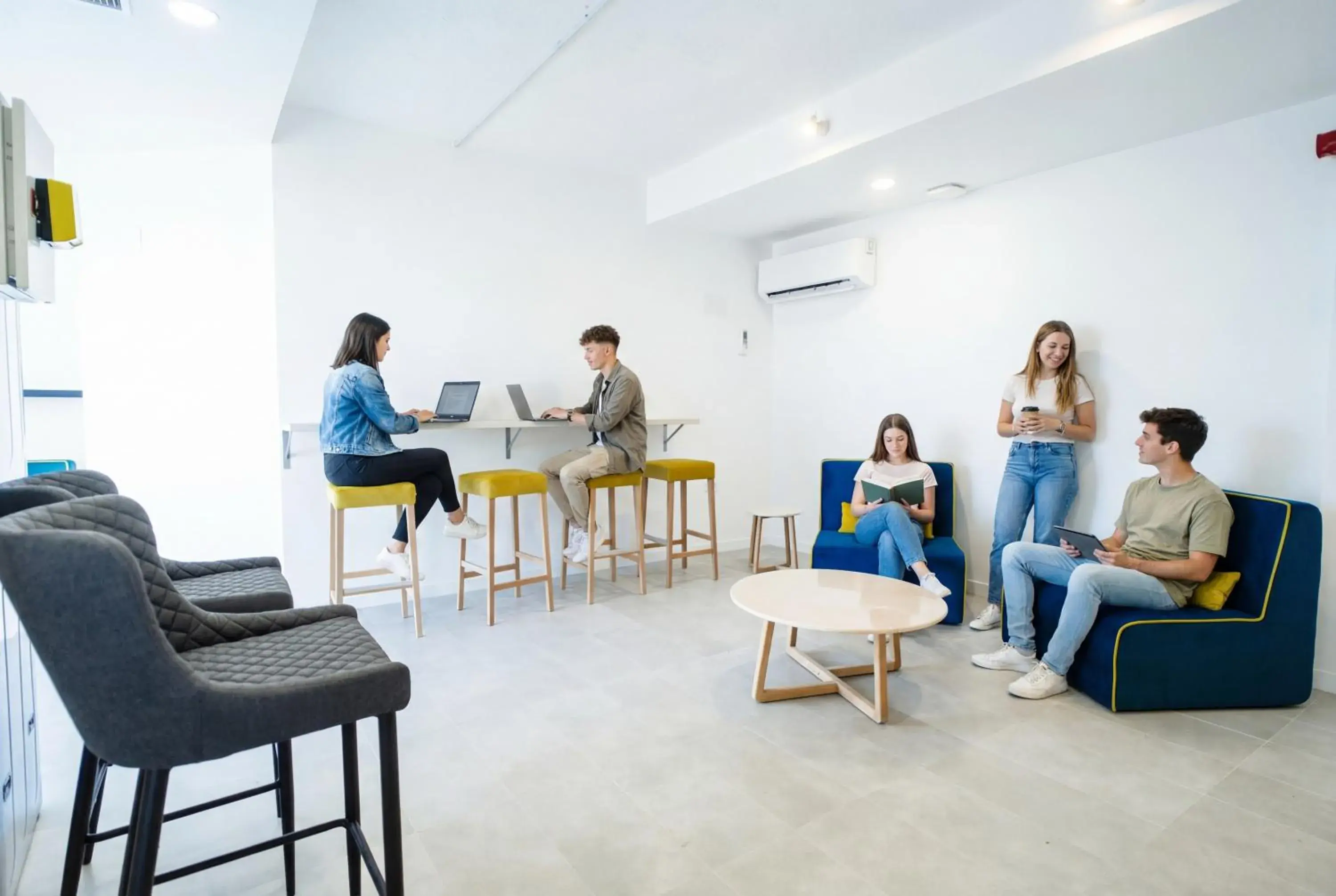 Living room in MadVibes Hostel Gran Vía Living room in MadVibes Hostel Gran Vía