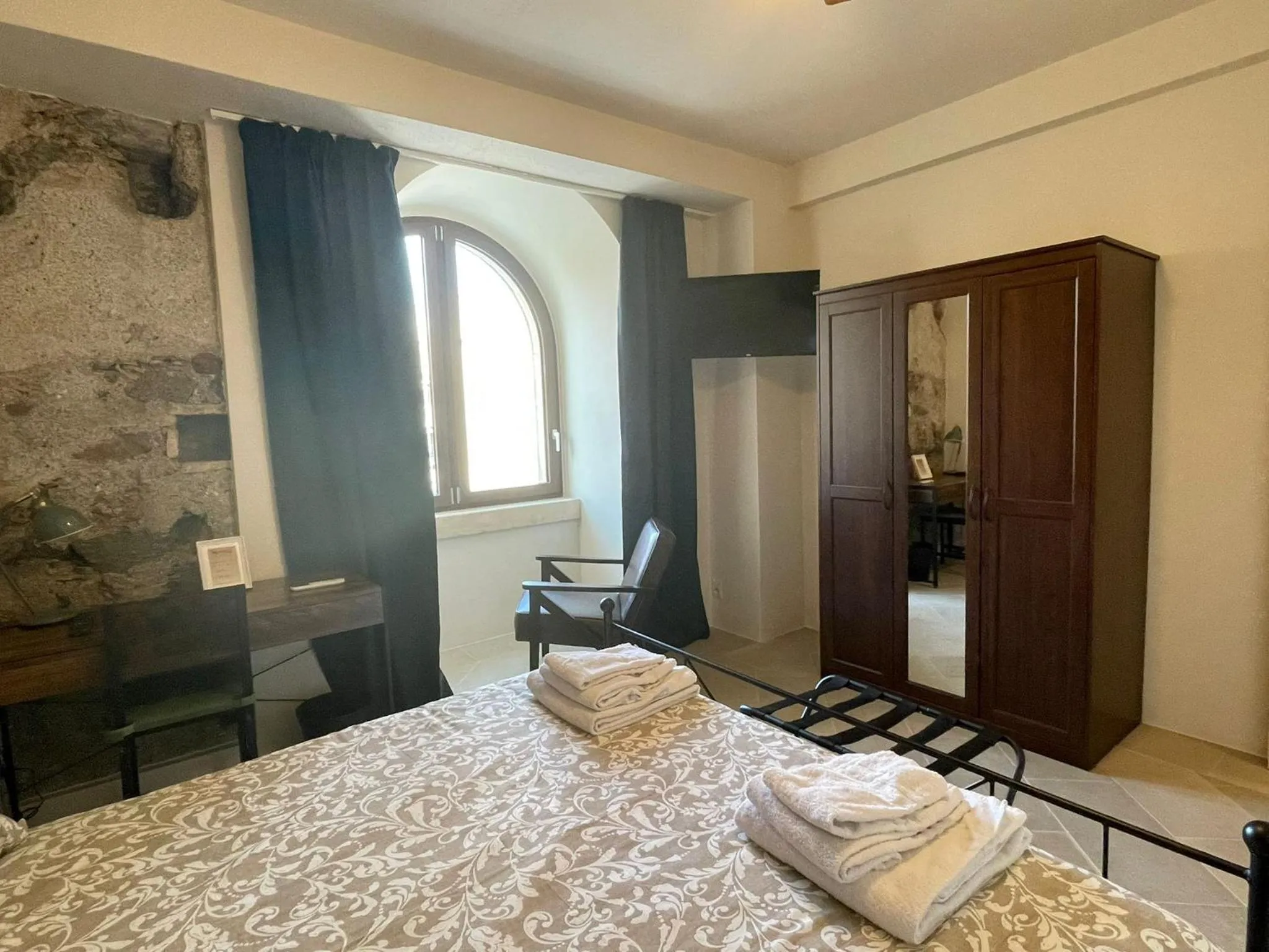 Bed in Castello D'Alcontres Guest House 3 stelle