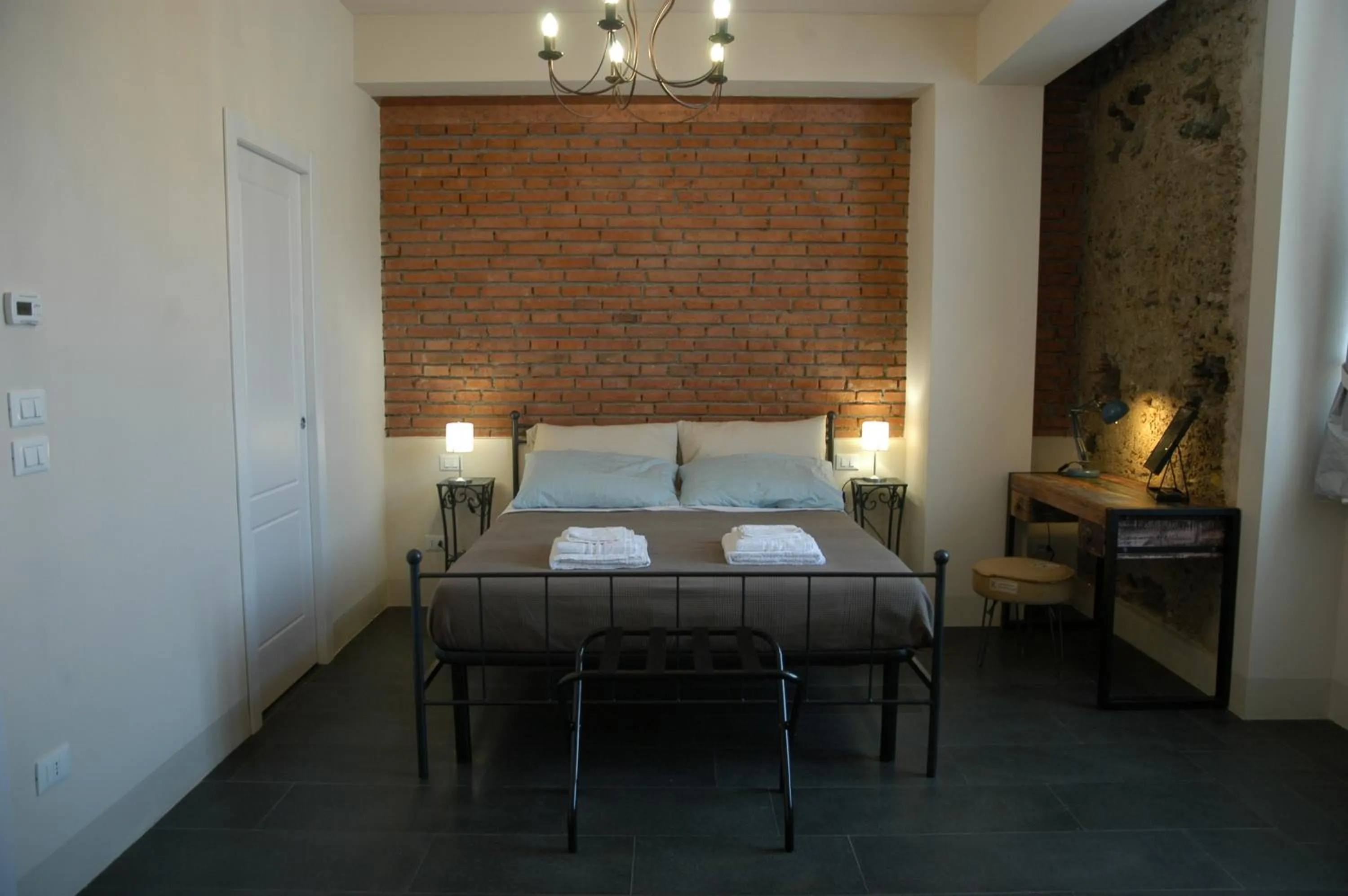 Bed in Castello D'Alcontres Guest House 3 stelle