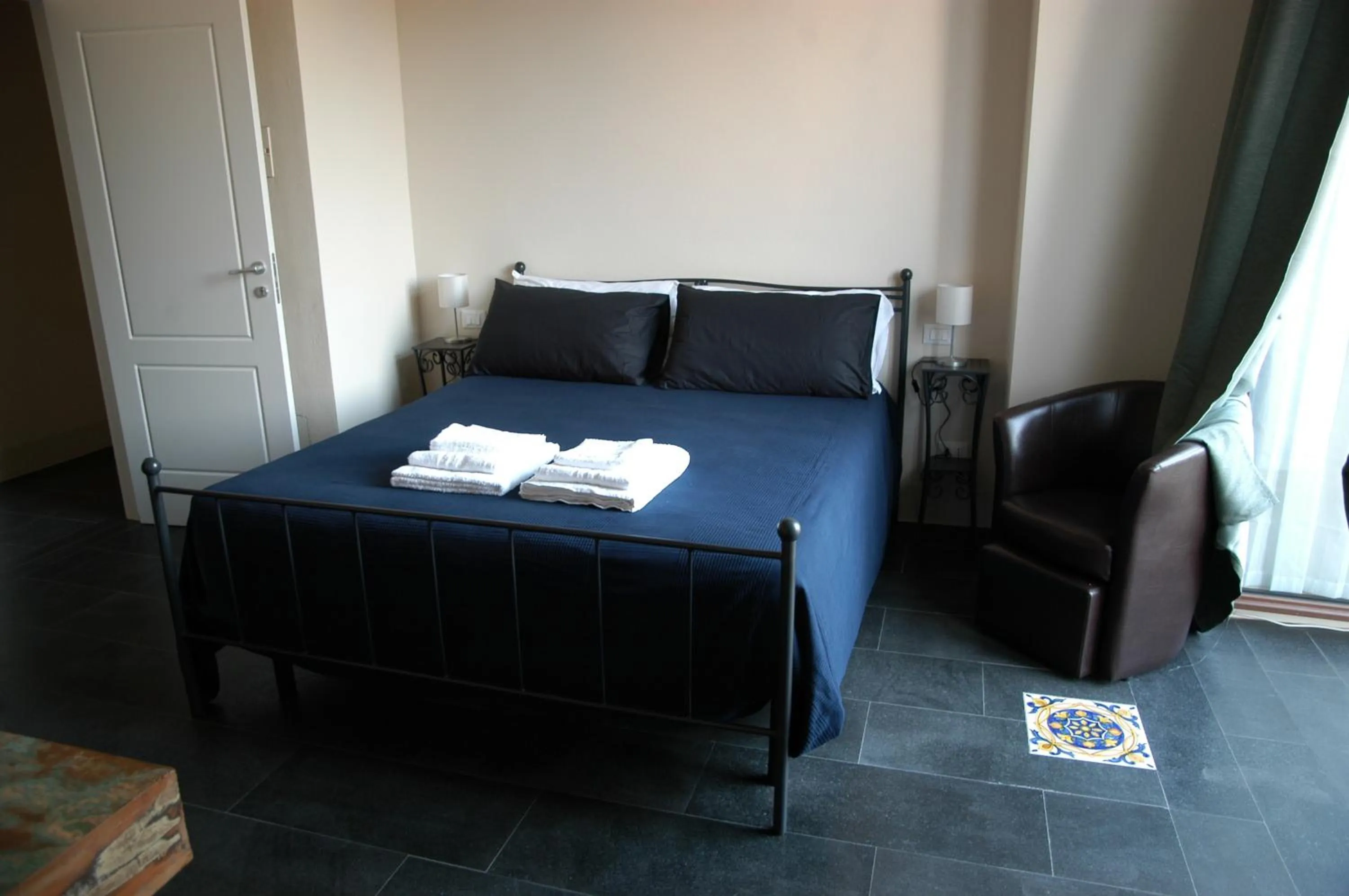 Bed in Castello D'Alcontres Guest House 3 stelle