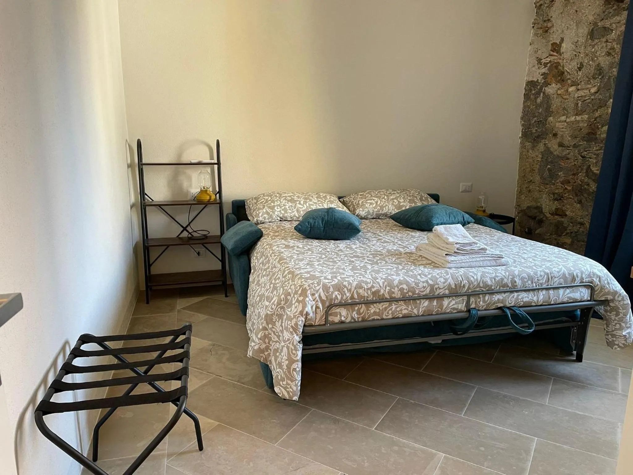 Bed in Castello D'Alcontres Guest House 3 stelle