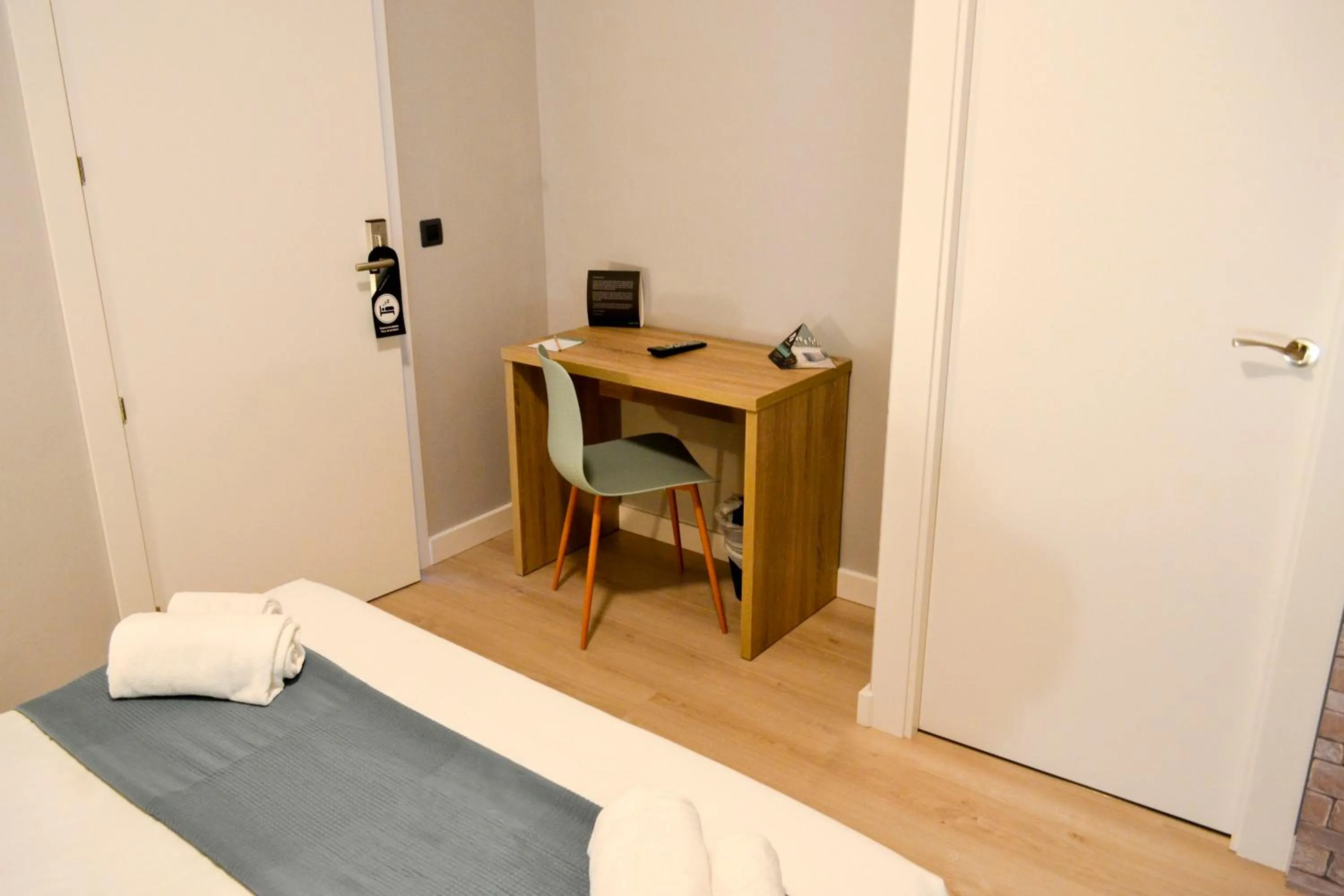 Photo of the whole room, Bed in Alda Centro León