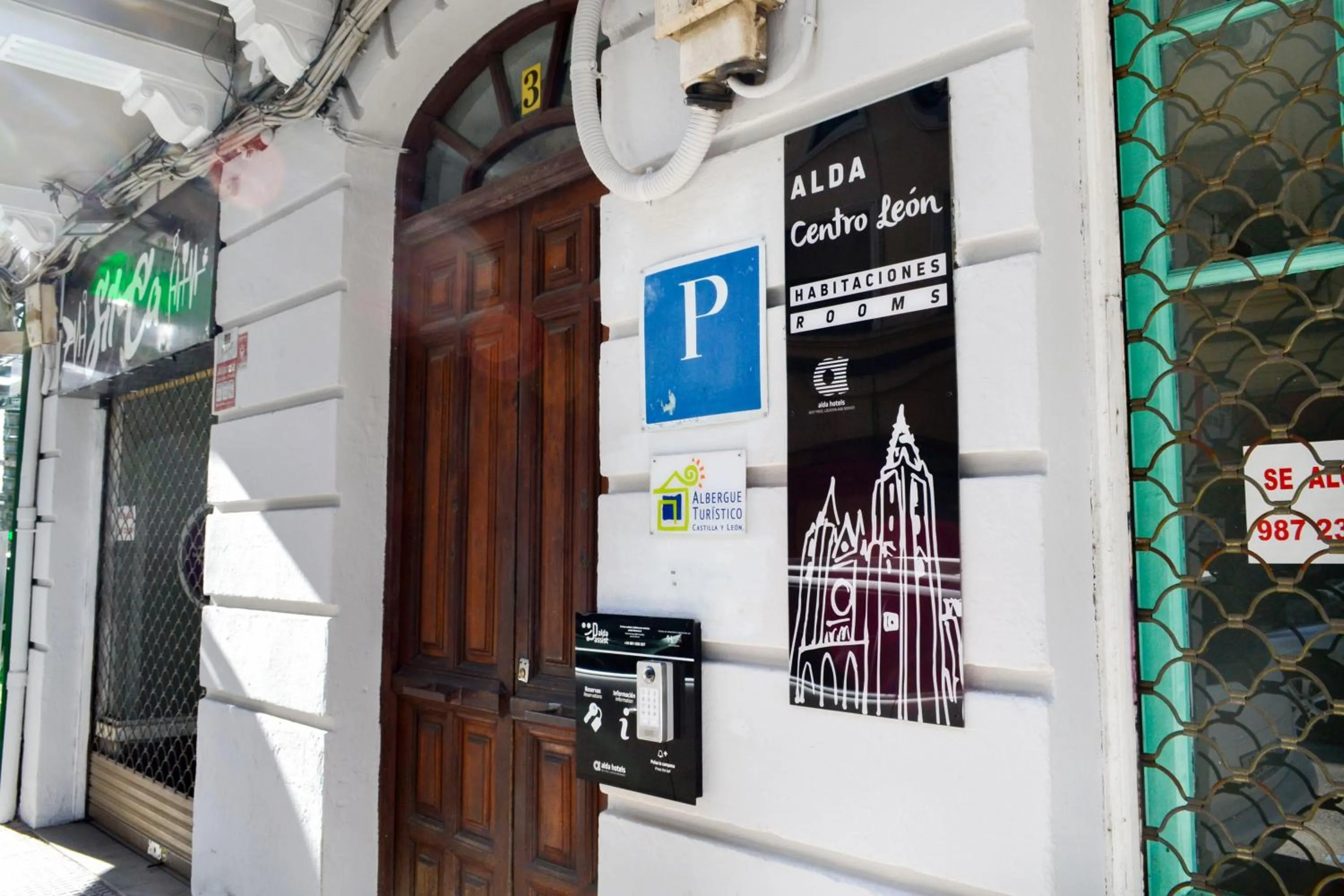 Facade/entrance in Alda Centro León