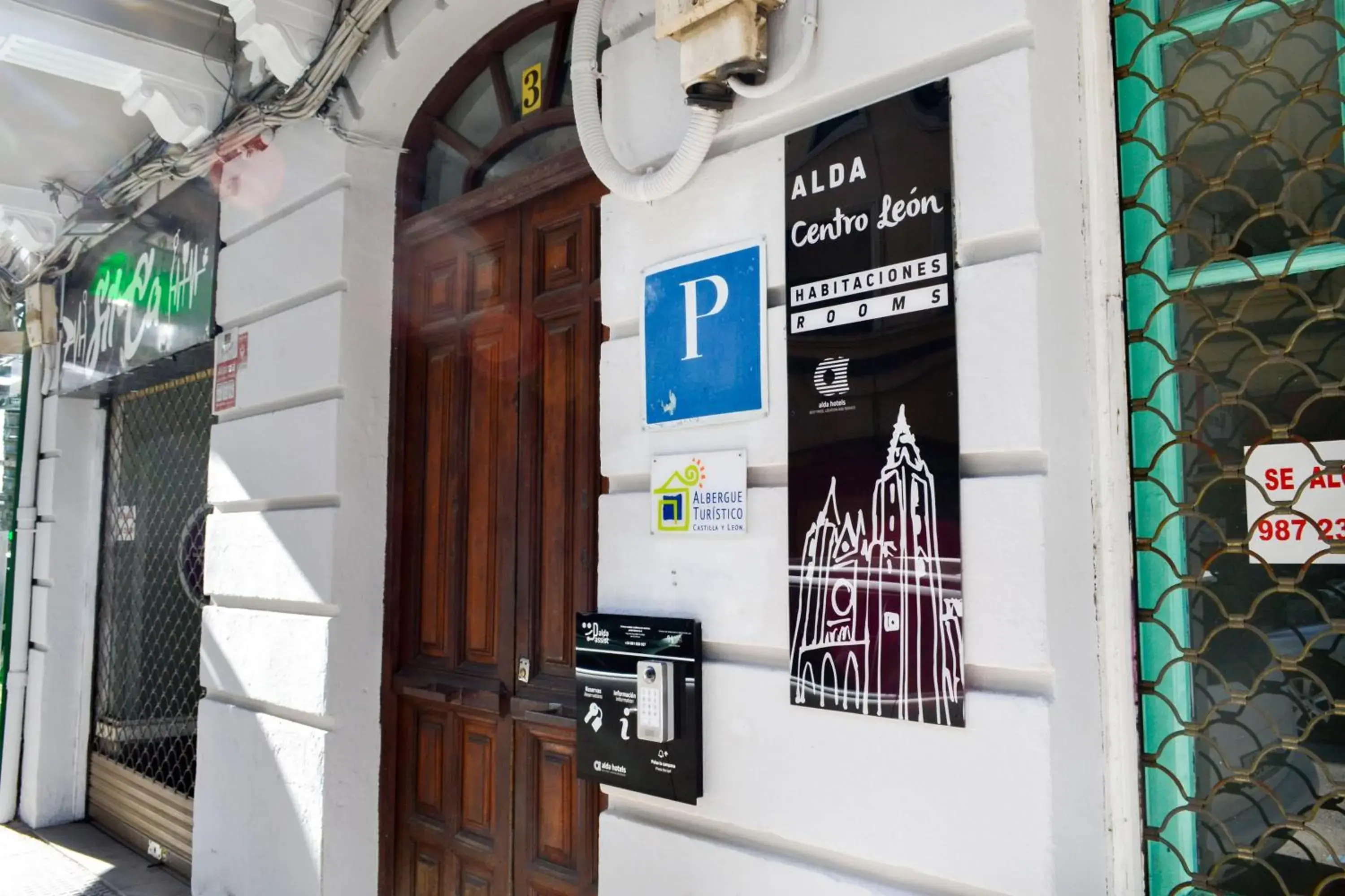 Facade/entrance in Alda Centro León Facade/entrance in Alda Centro León