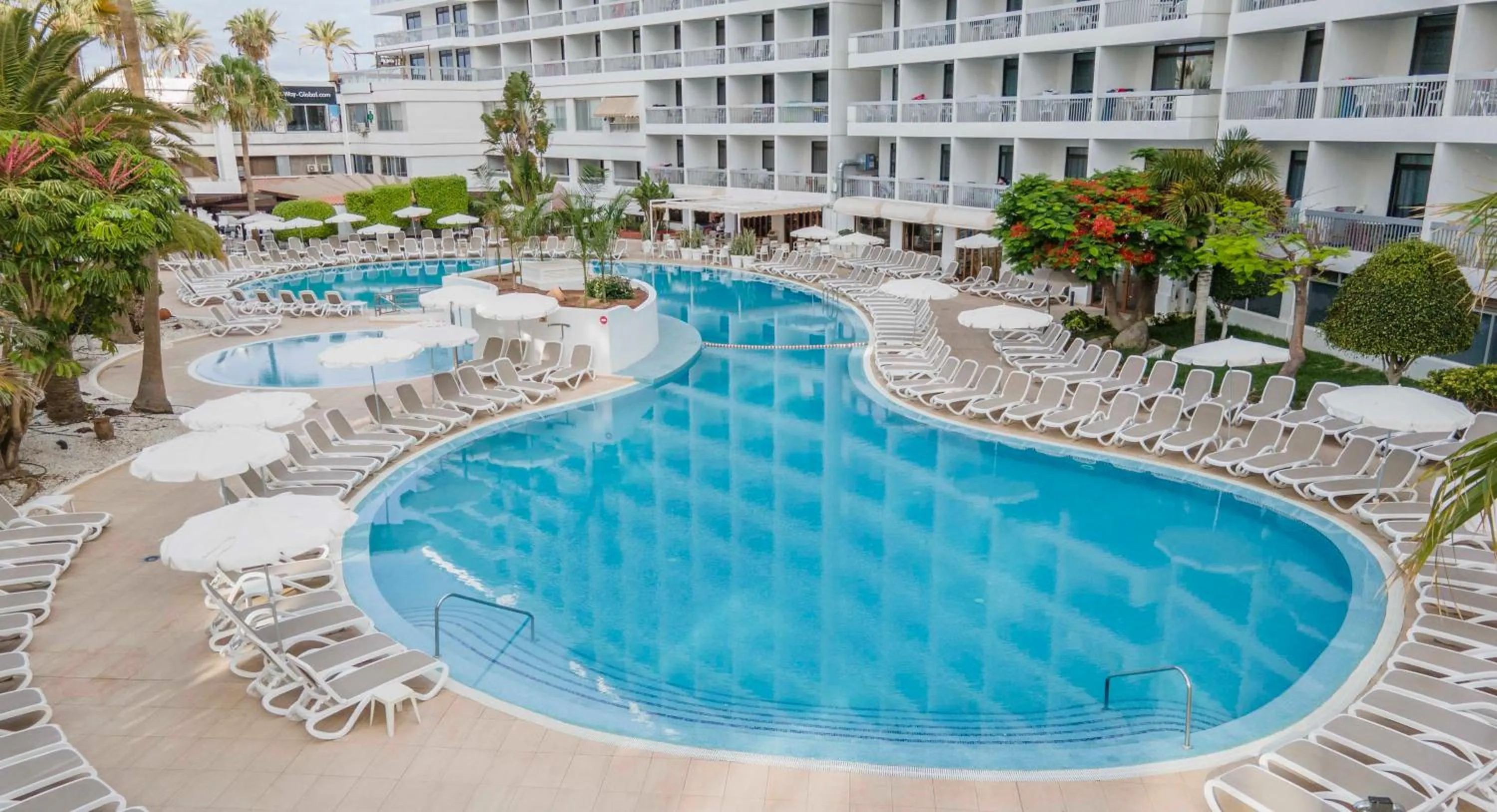 Swimming pool in Ona Palm Beach