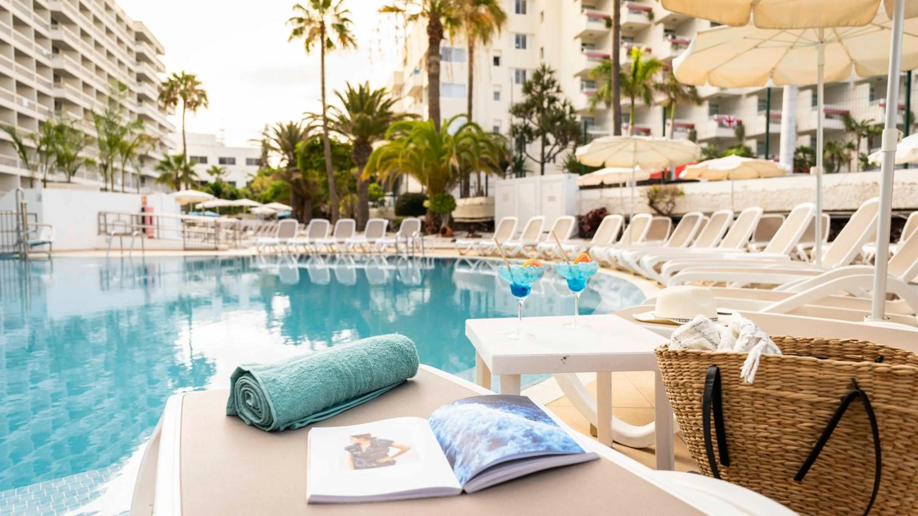 Swimming pool in Ona Palm Beach