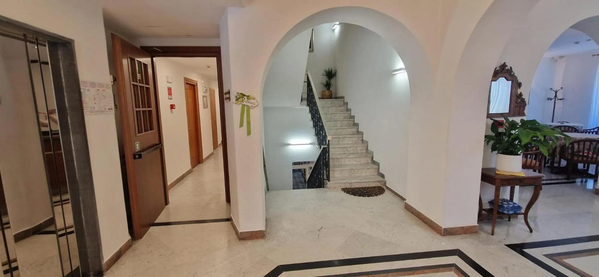 Restaurant/places to eat in Hotel Dora