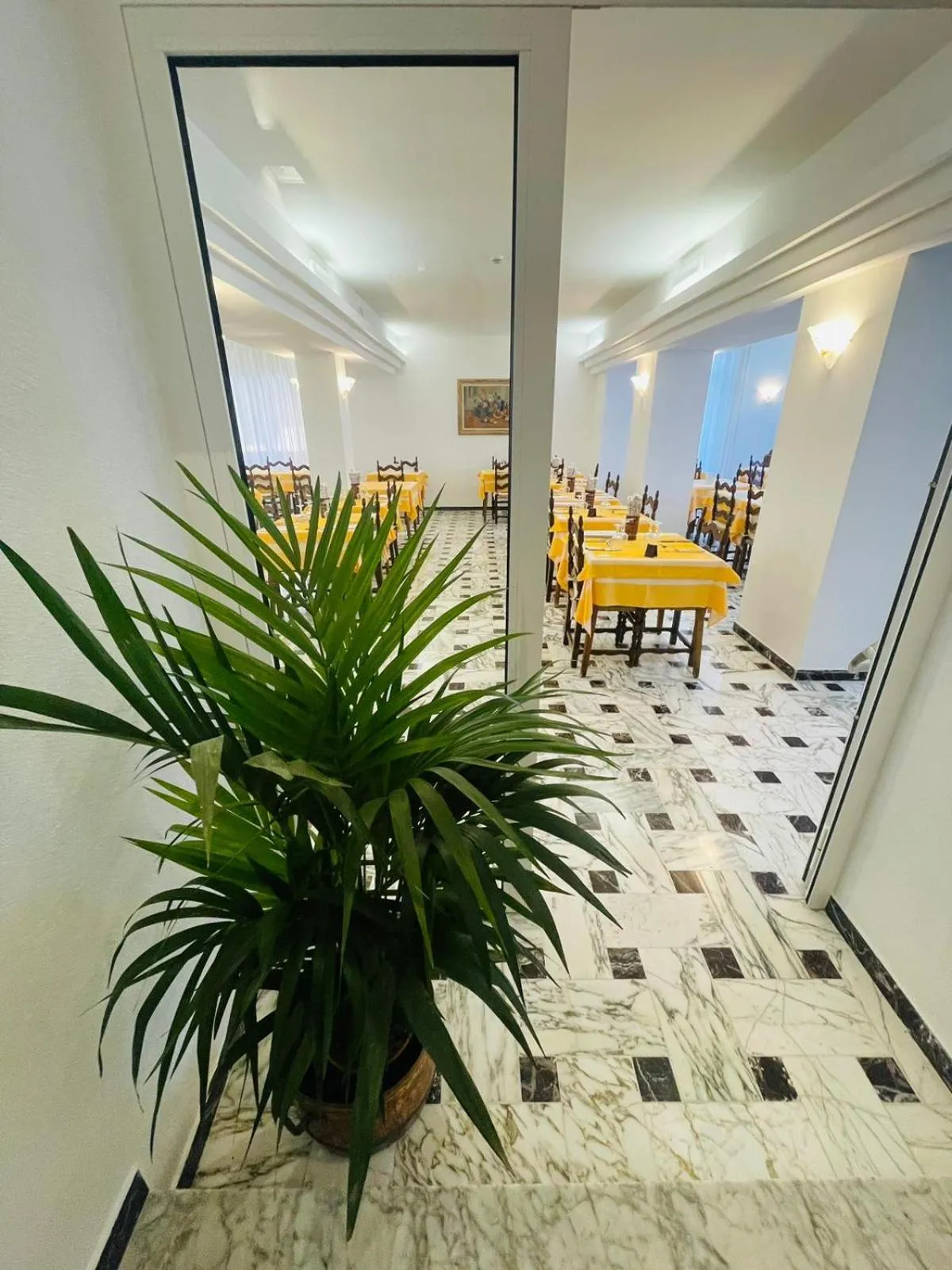 Restaurant/places to eat in Hotel Dora