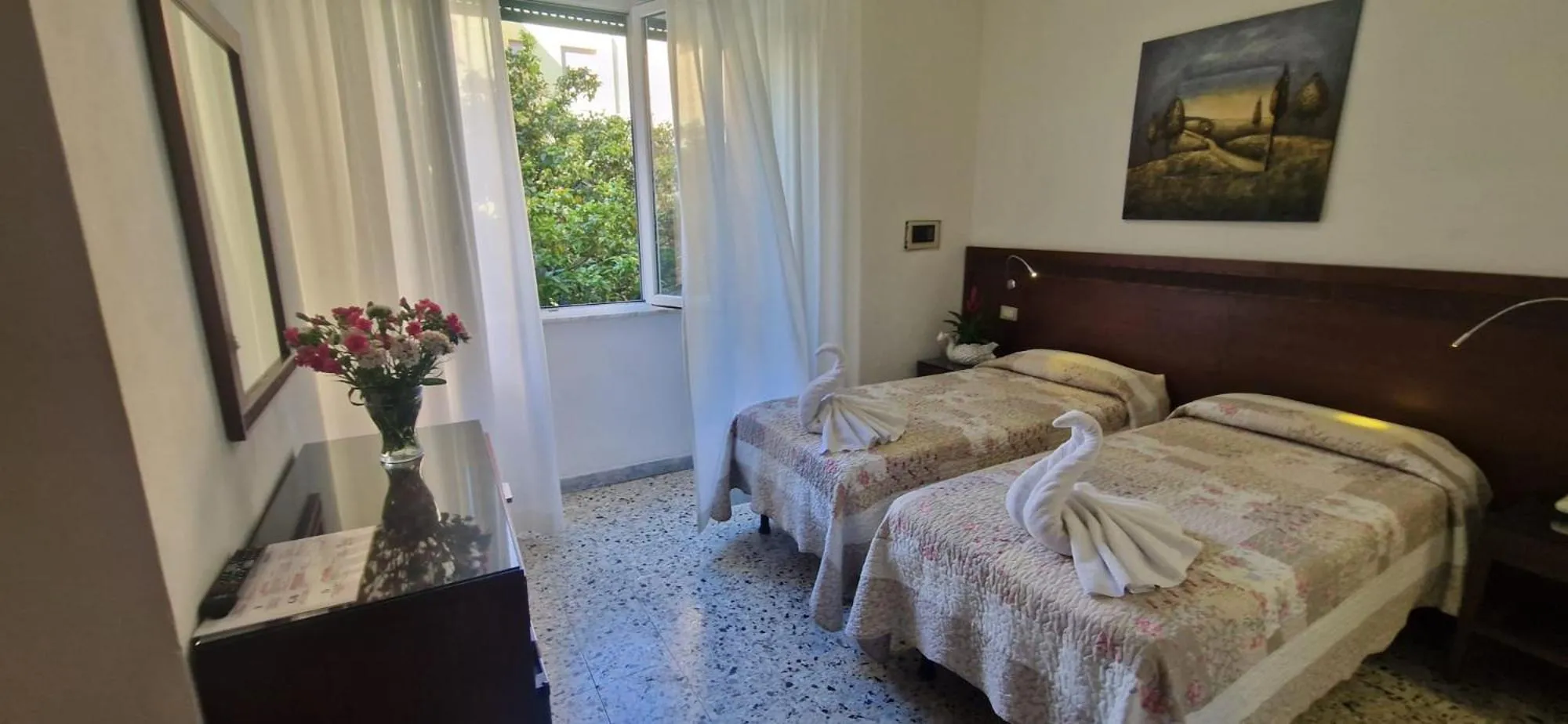 Photo of the whole room in Hotel Dora