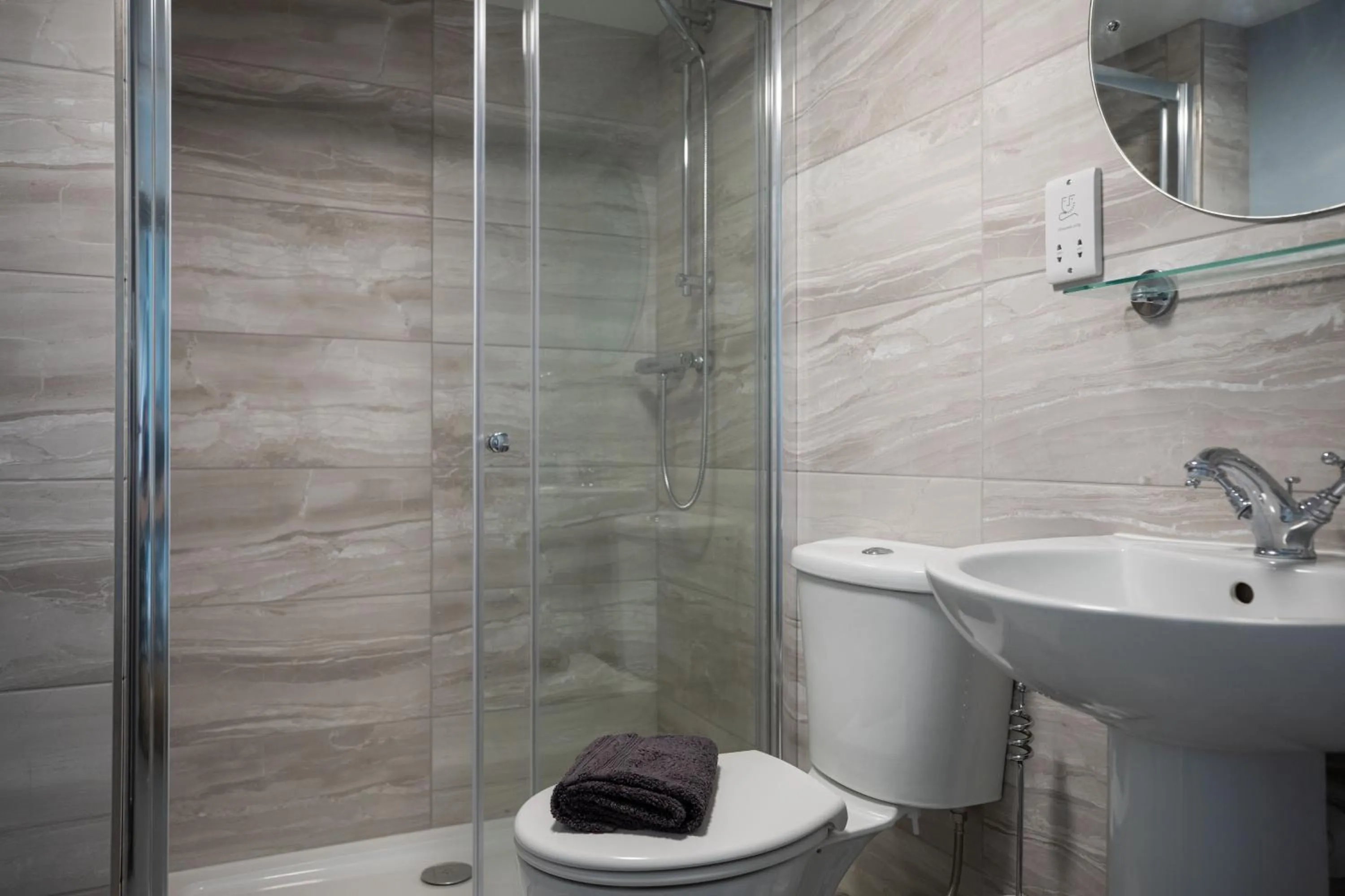 Shower in Old Beams Bed & Breakfast