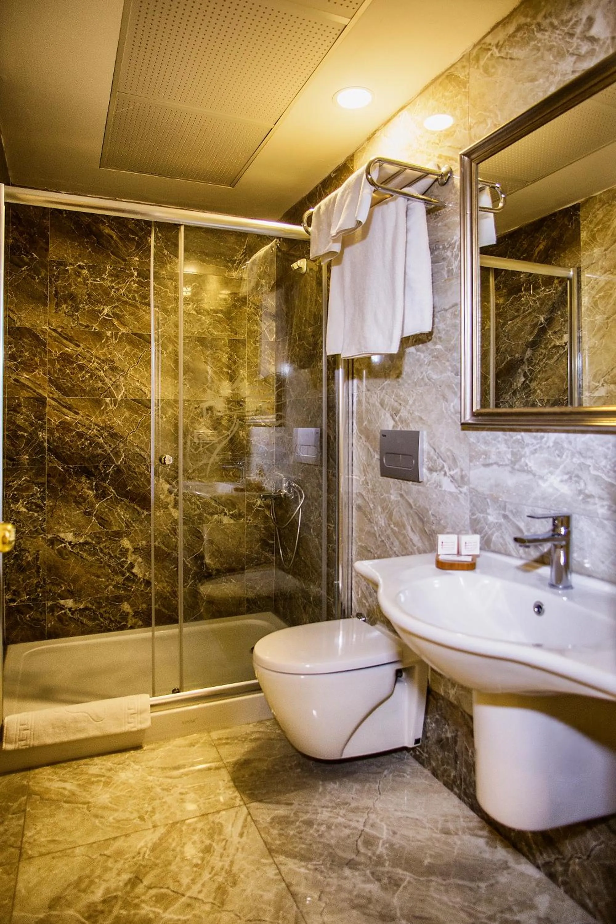 Bathroom in Atlıhan Hotel