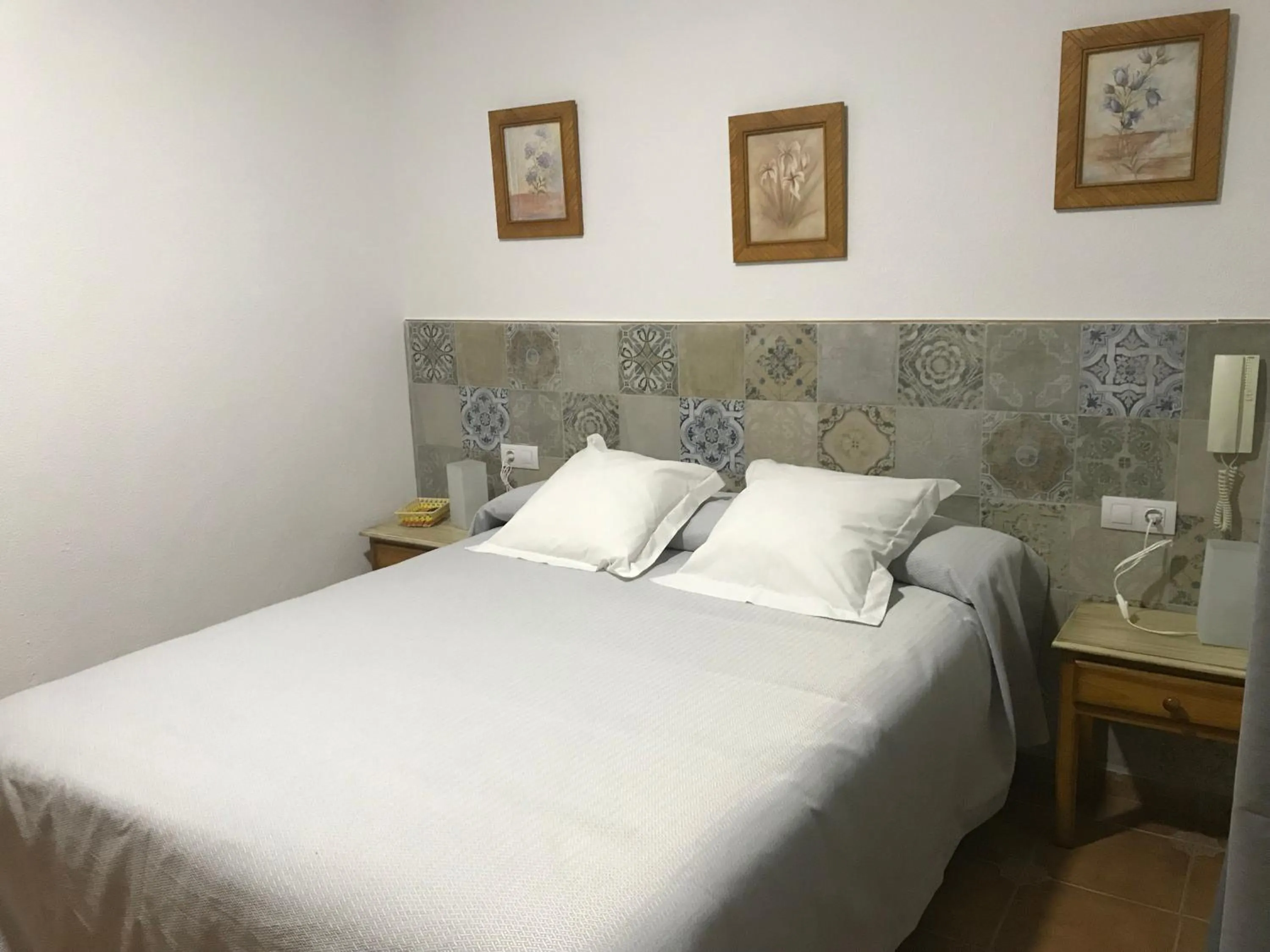 Bedroom, Bed in Hostal Canalejas