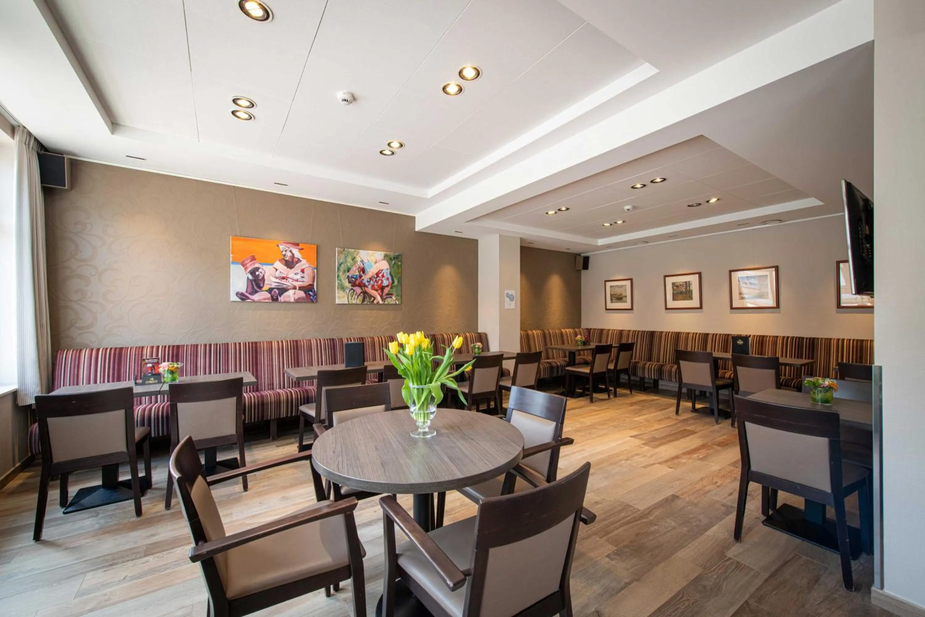 Communal lounge/ TV room in Hotel Sabot D'Or