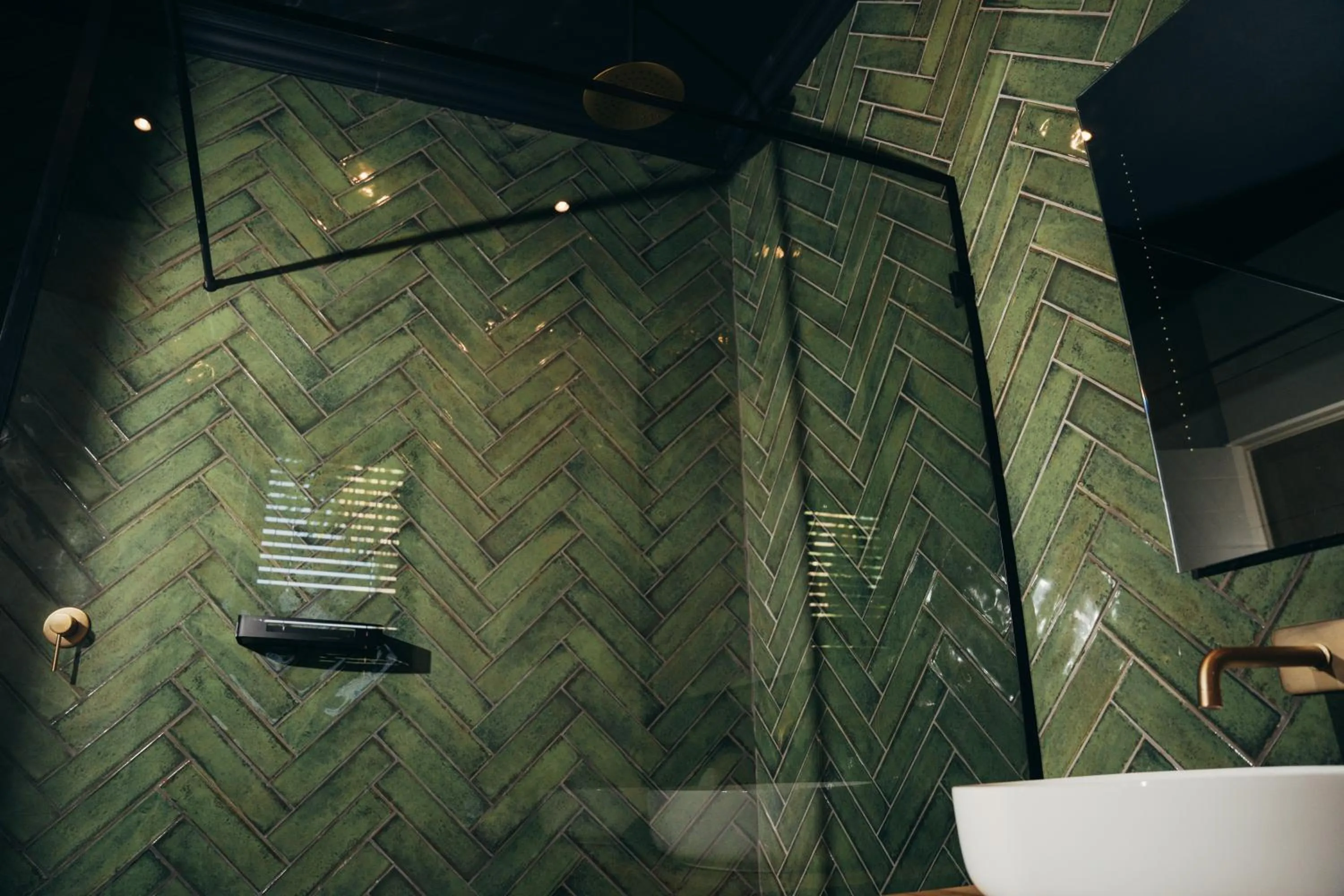 Shower in Les Chambres Guest House