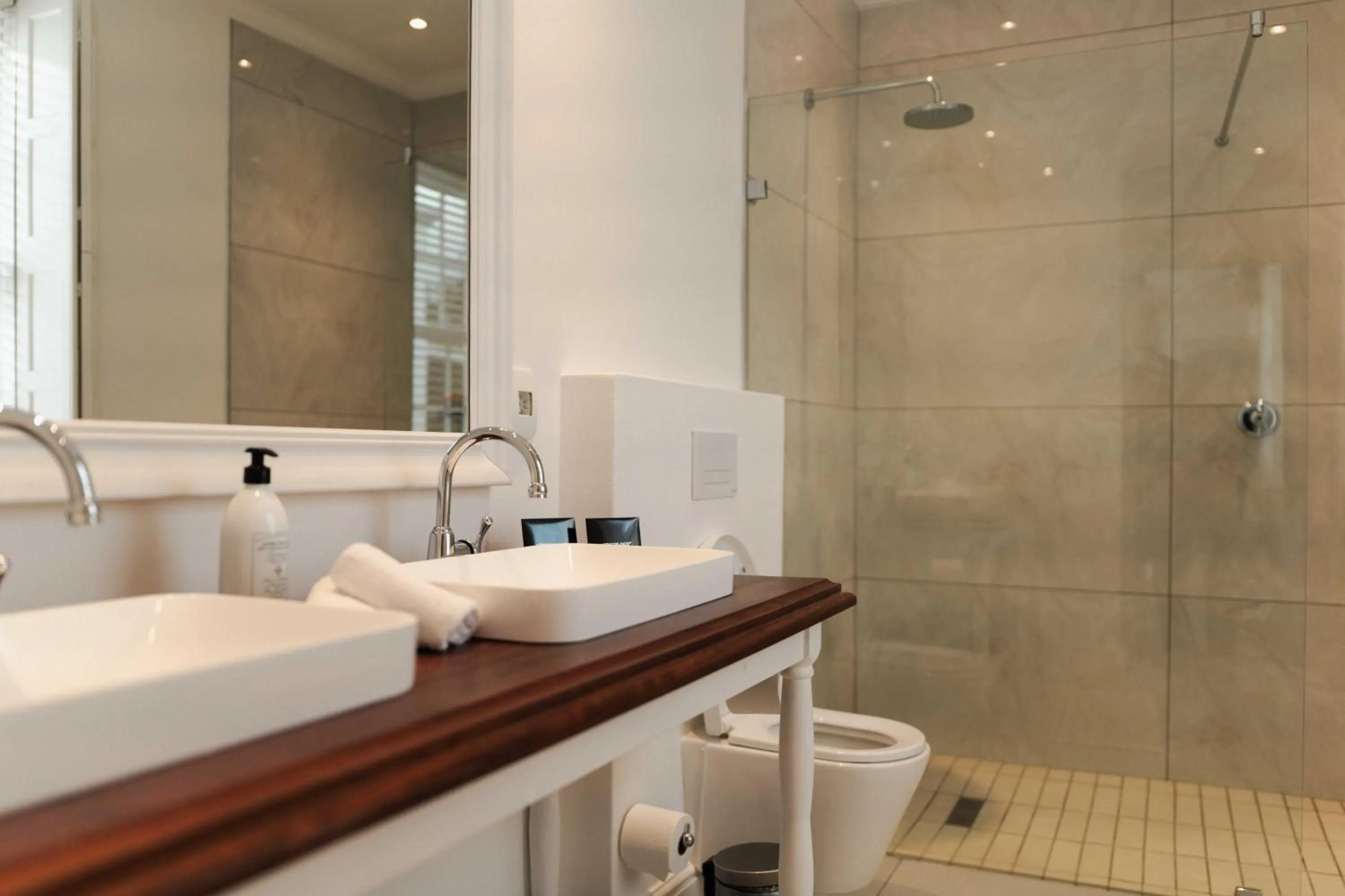 Shower in Les Chambres Guest House