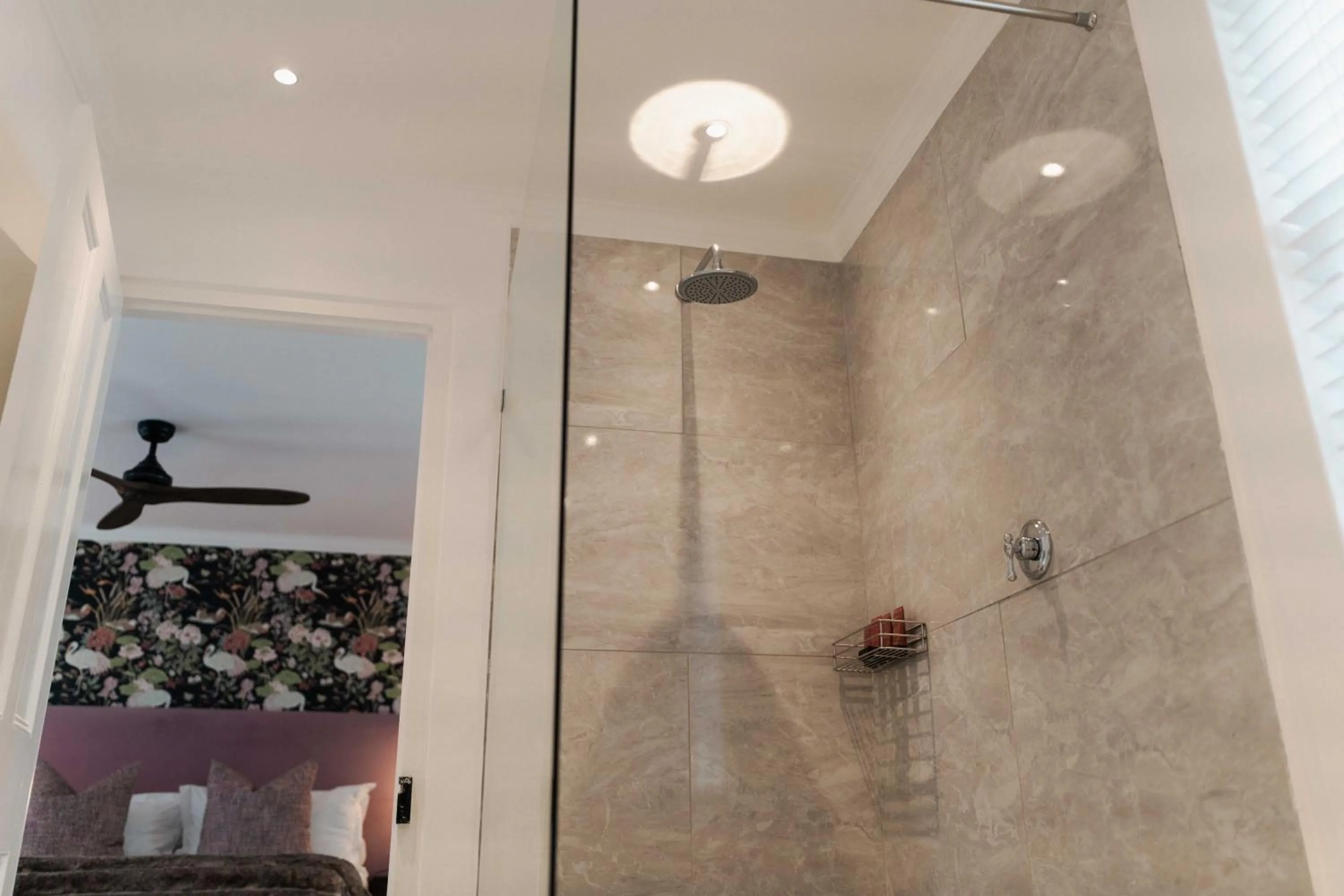 Shower in Les Chambres Guest House