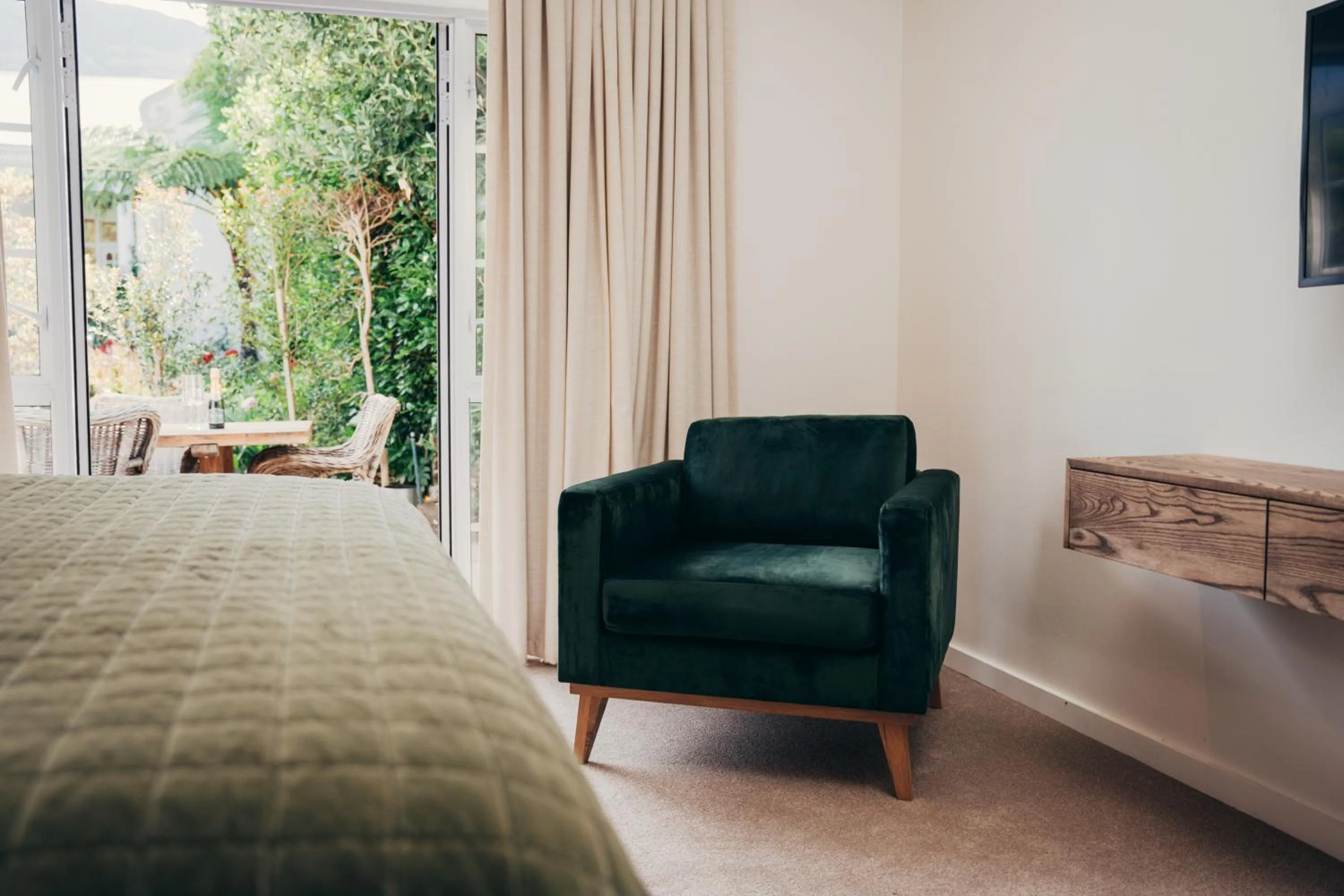 Seating area, Bed in Les Chambres Guest House