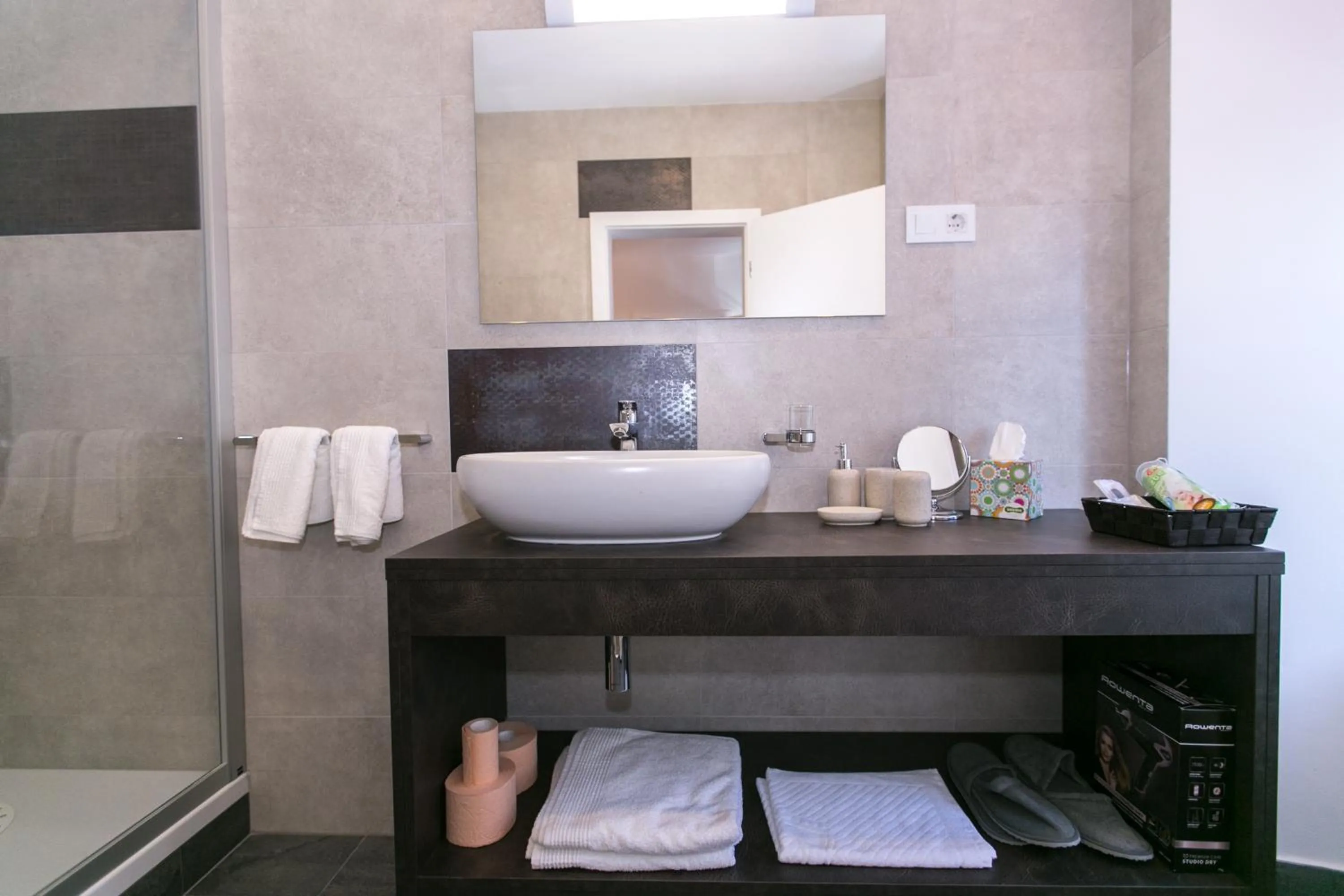 Bathroom in Apartments Del Molo