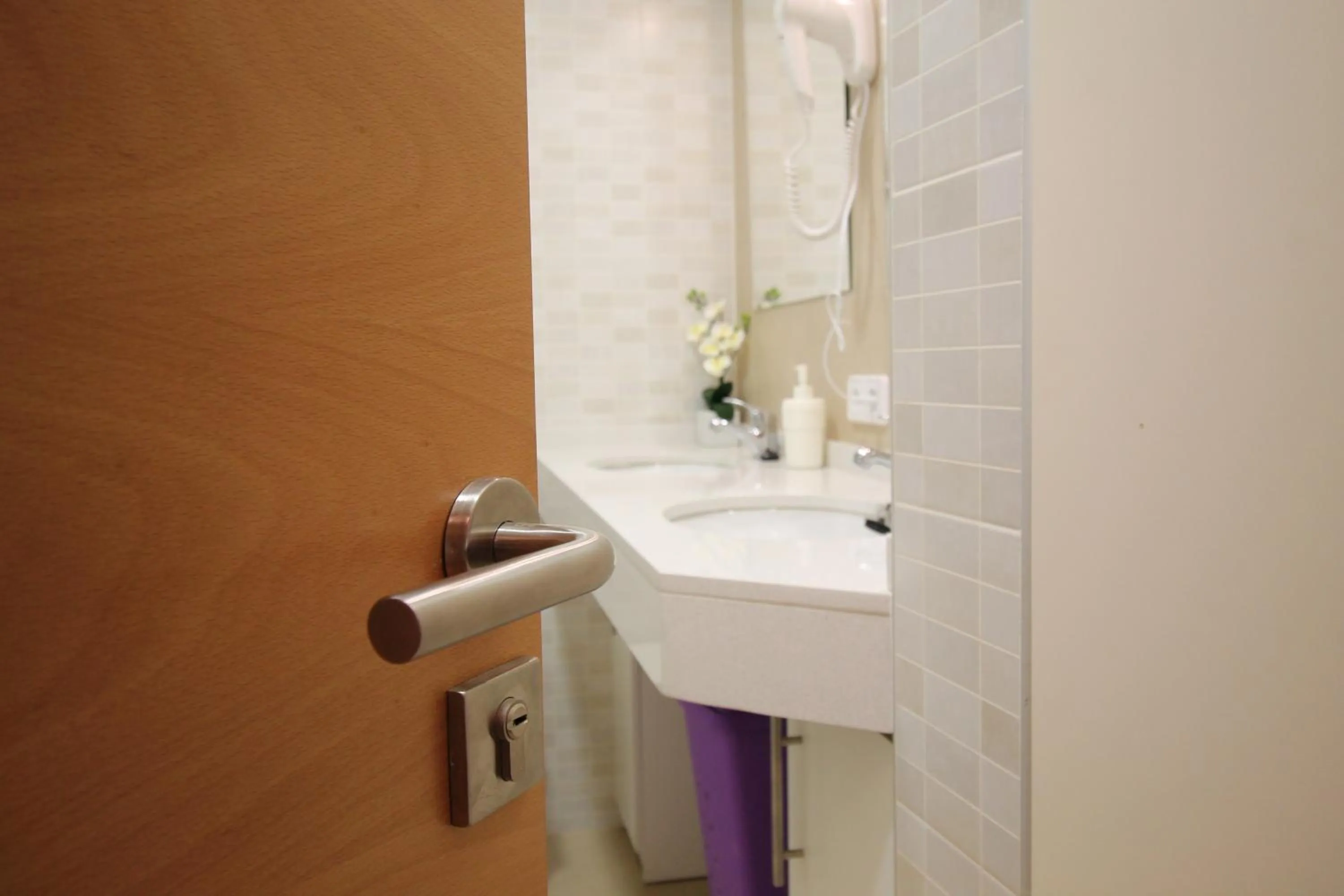 Bathroom in Hostal Orleans