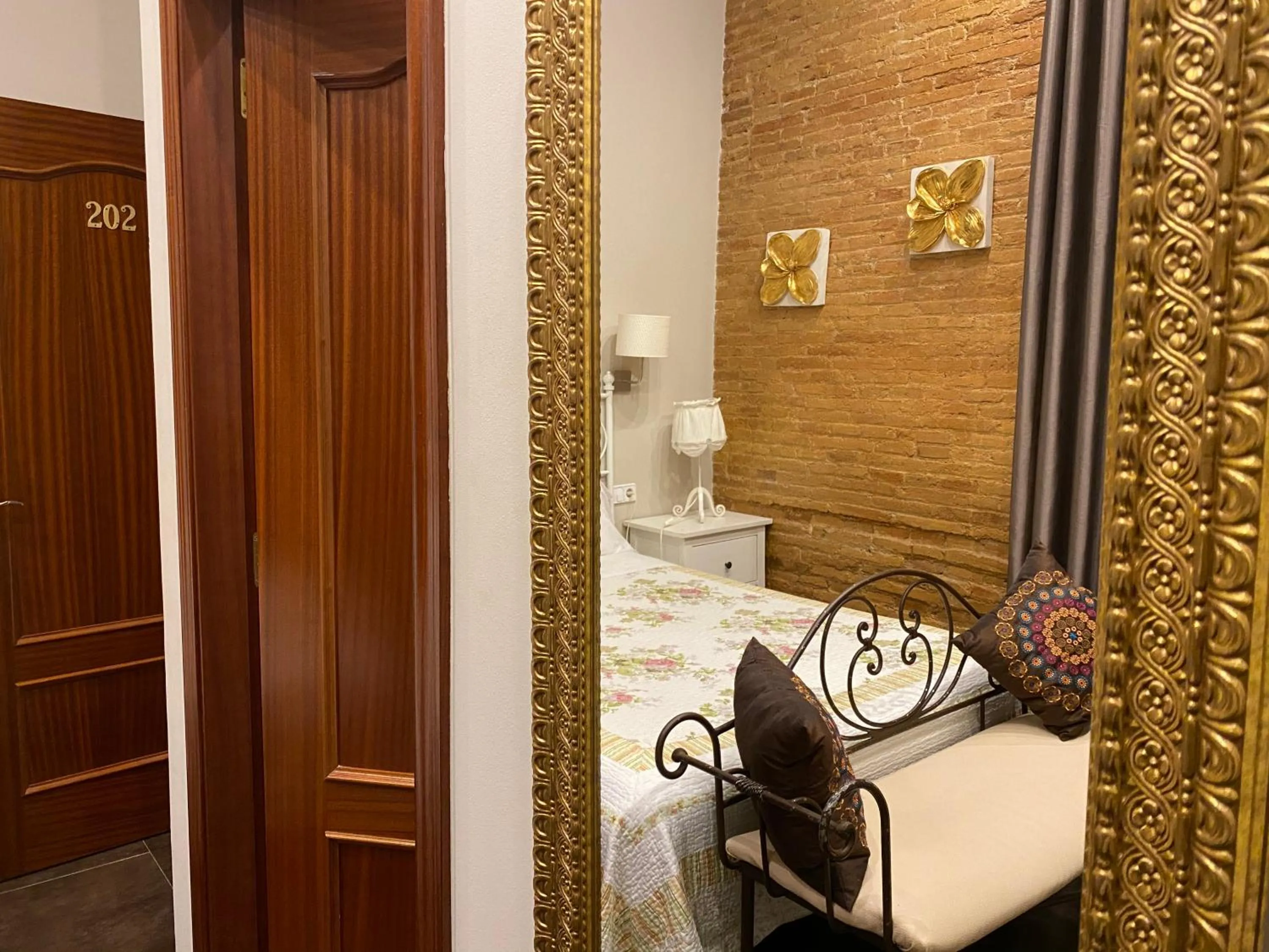 Bed in Hostal Orleans