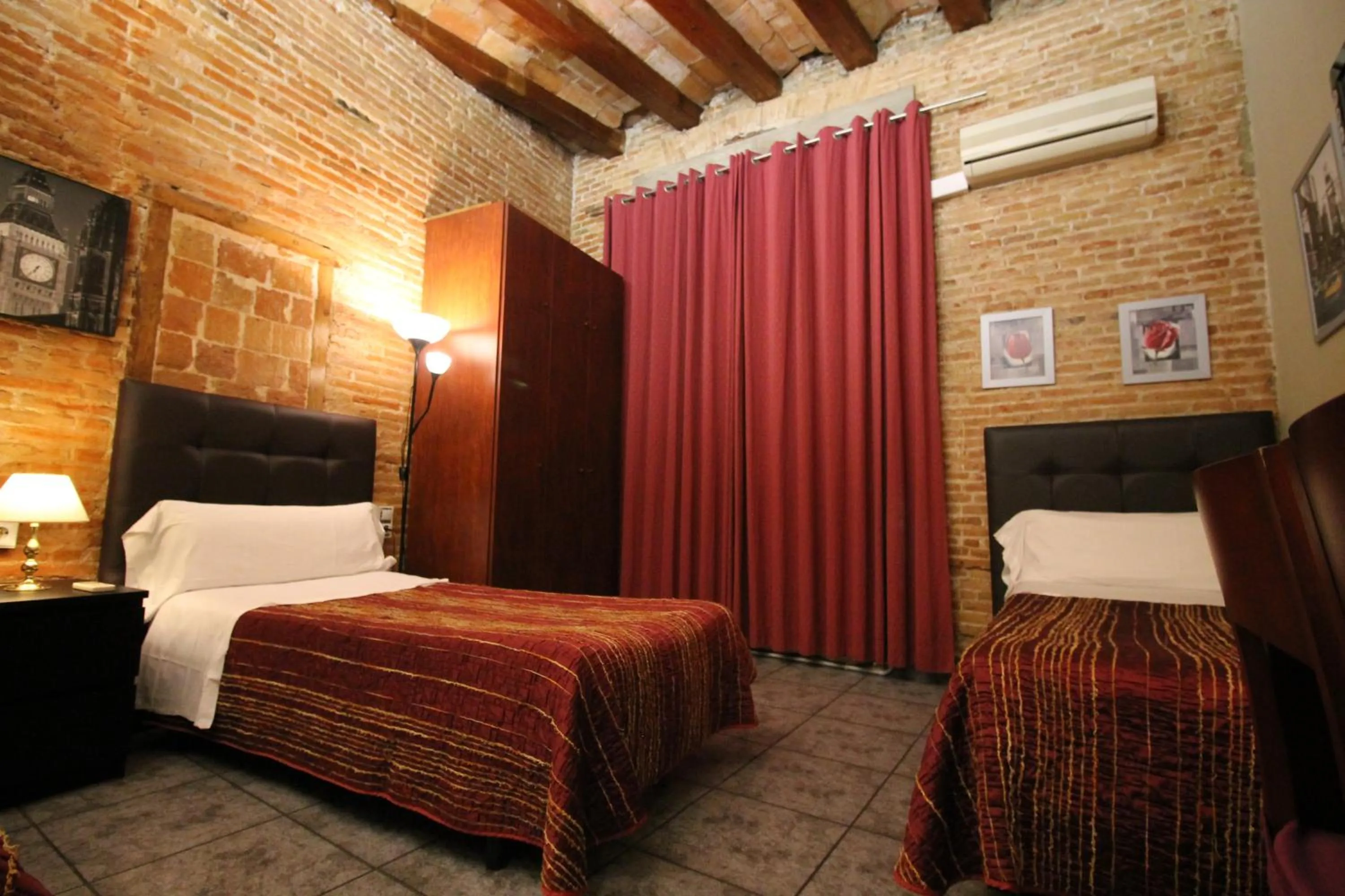 Bed in Hostal Orleans