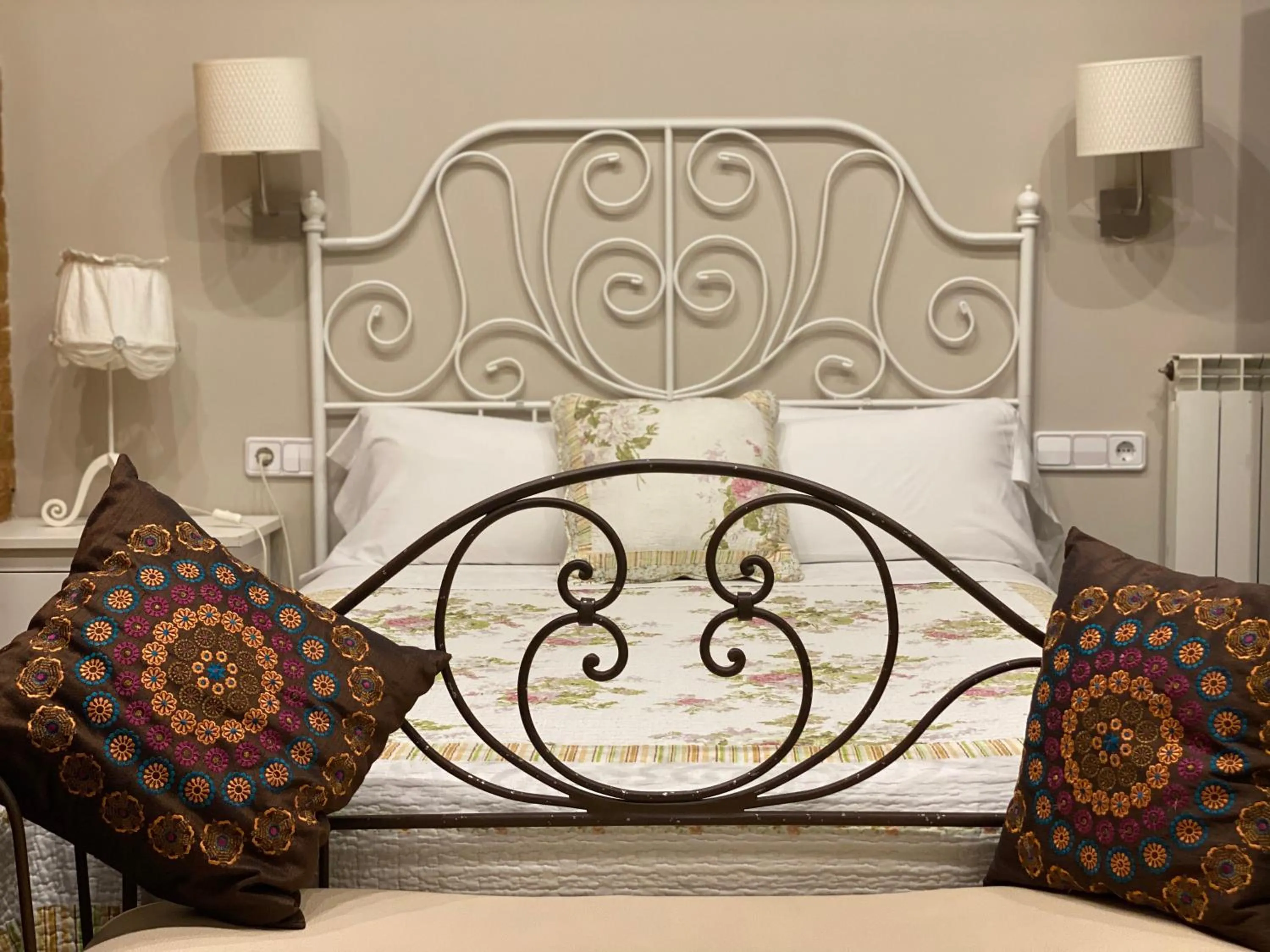 Bed in Hostal Orleans