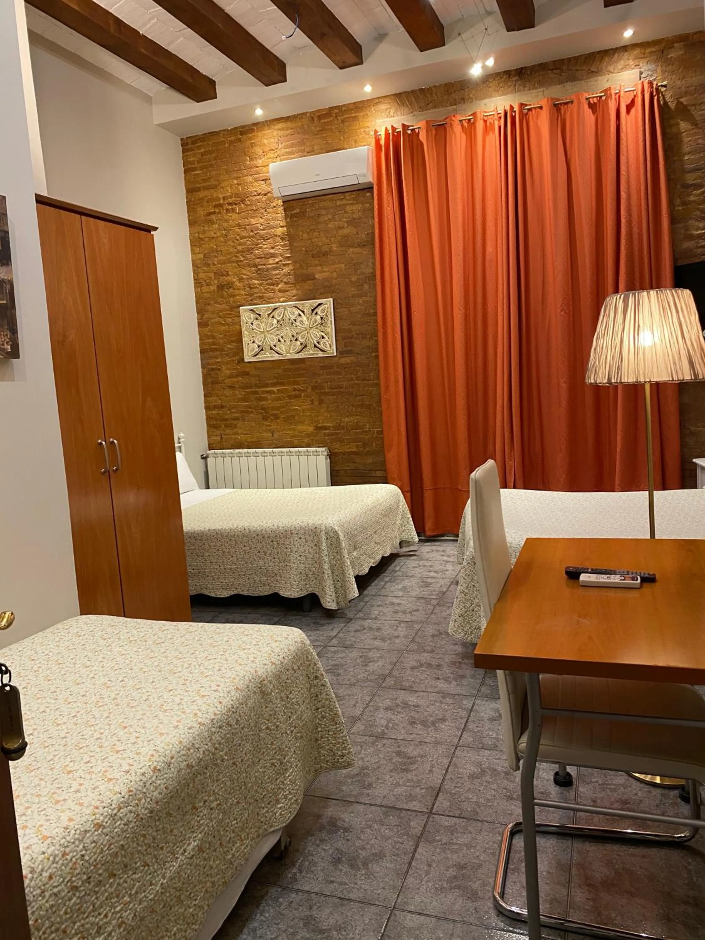 Bed in Hostal Orleans