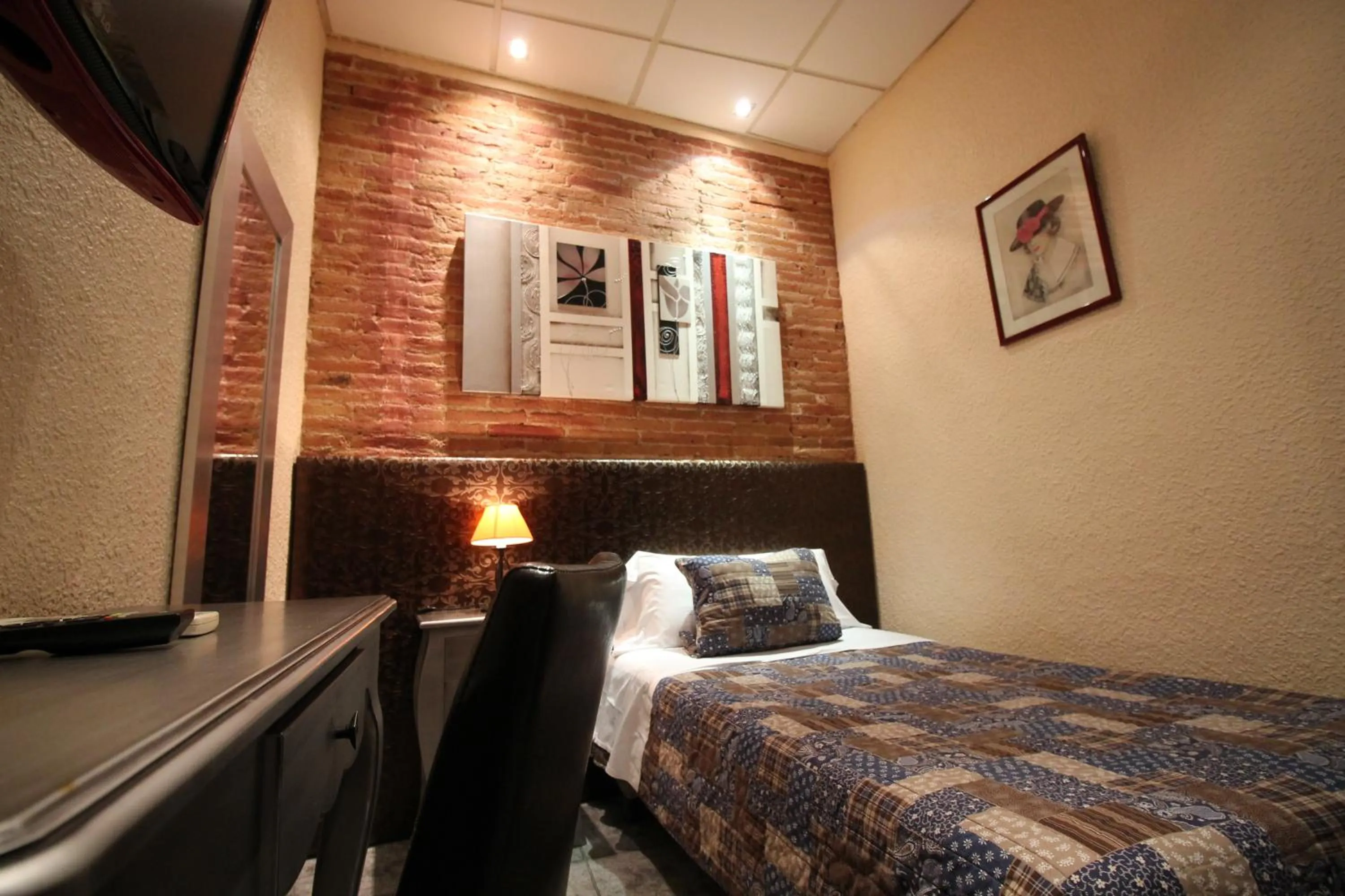 Bedroom, Bed in Hostal Orleans