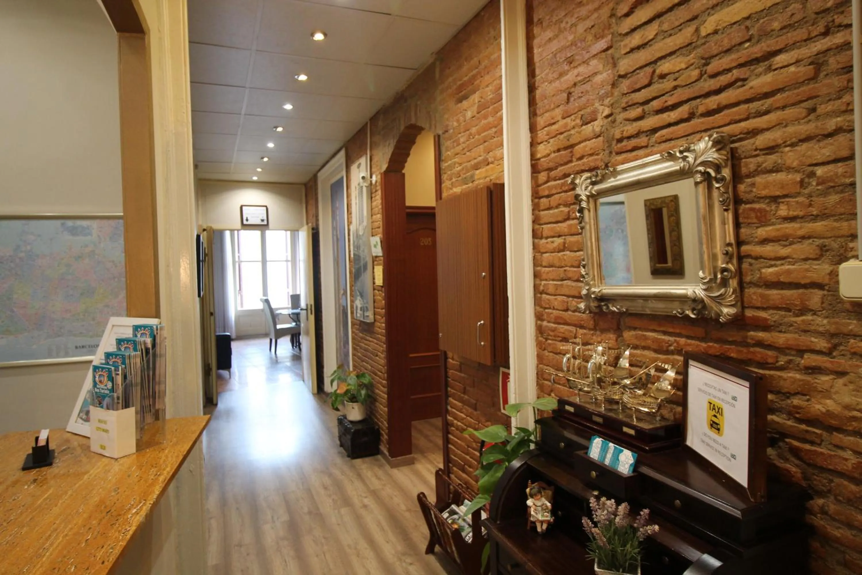 Lobby or reception in Hostal Orleans