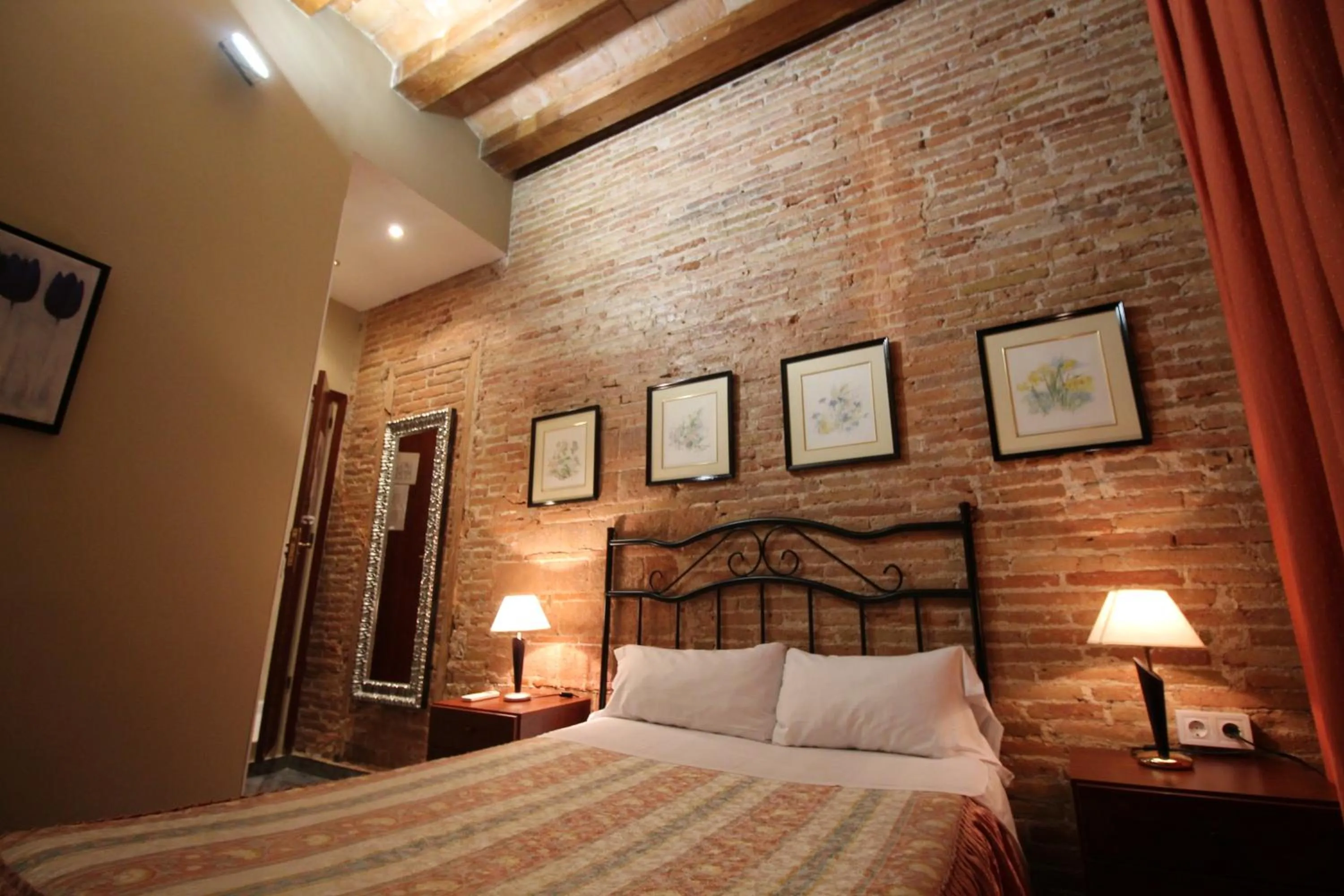 Bed in Hostal Orleans