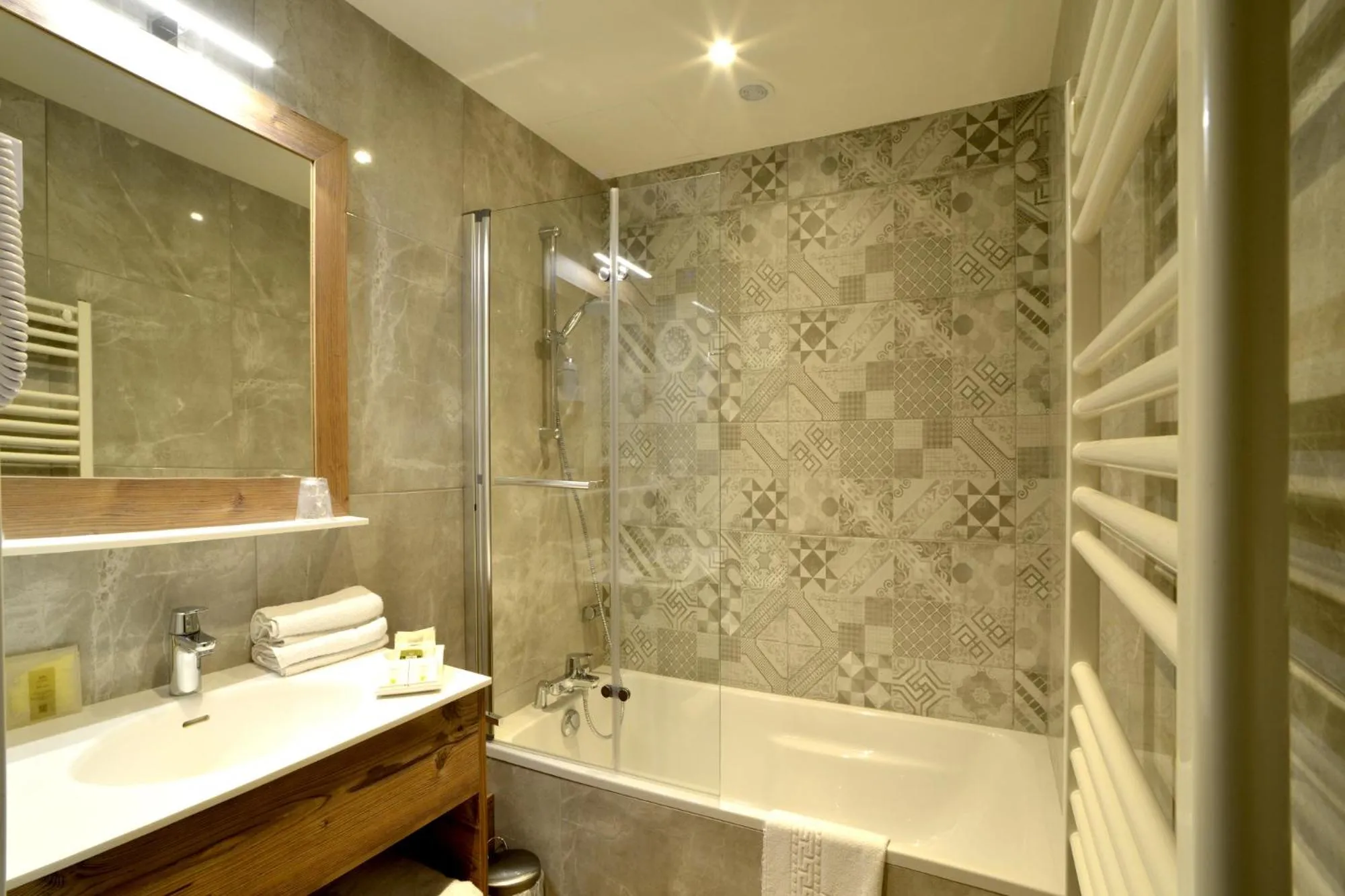 Bathroom in Hôtel de France