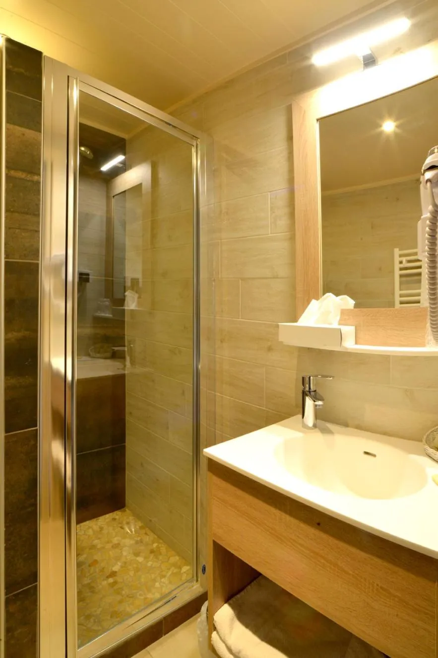 Bathroom in Hôtel de France