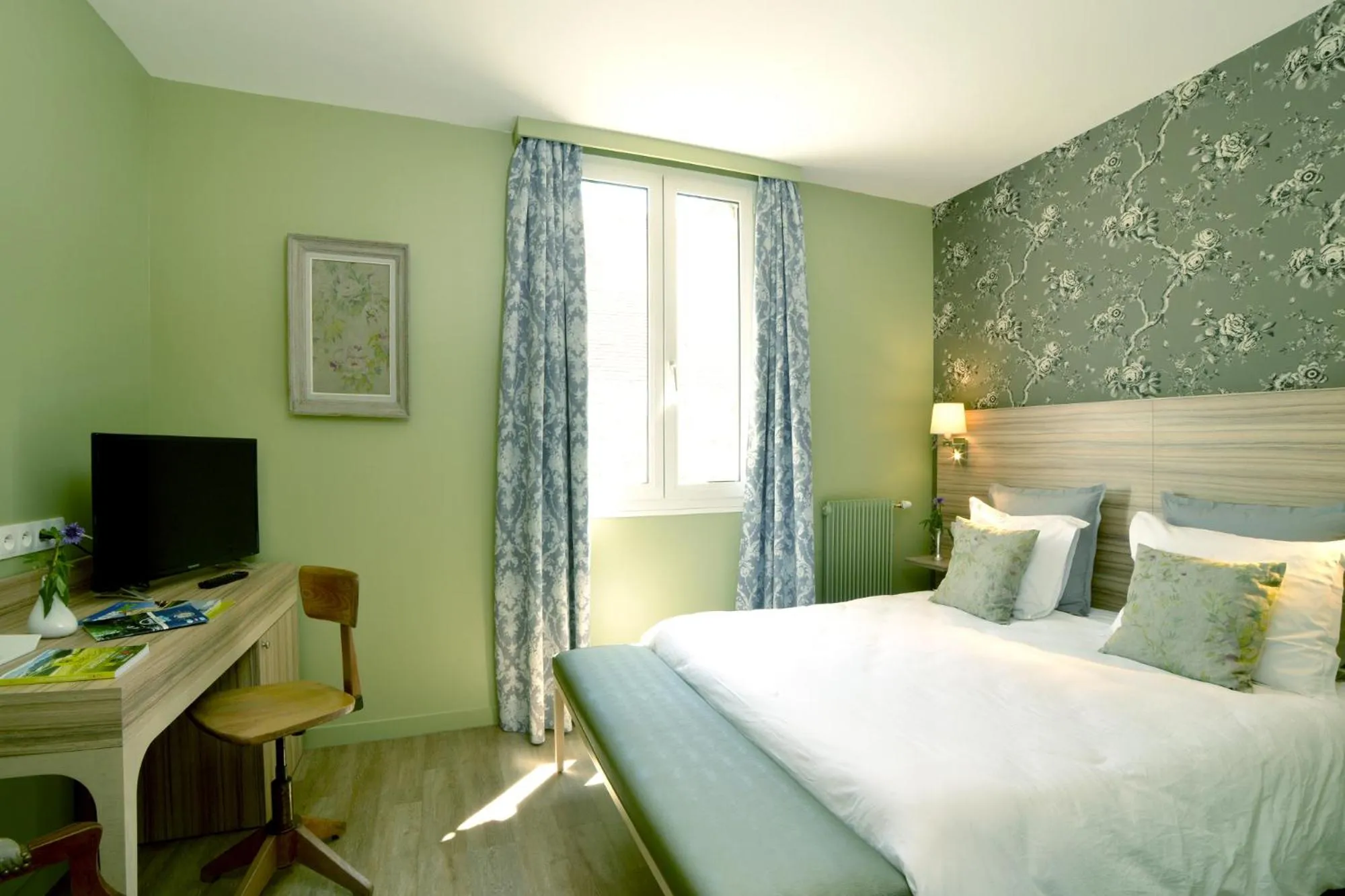 Day, Bed in Hôtel de France