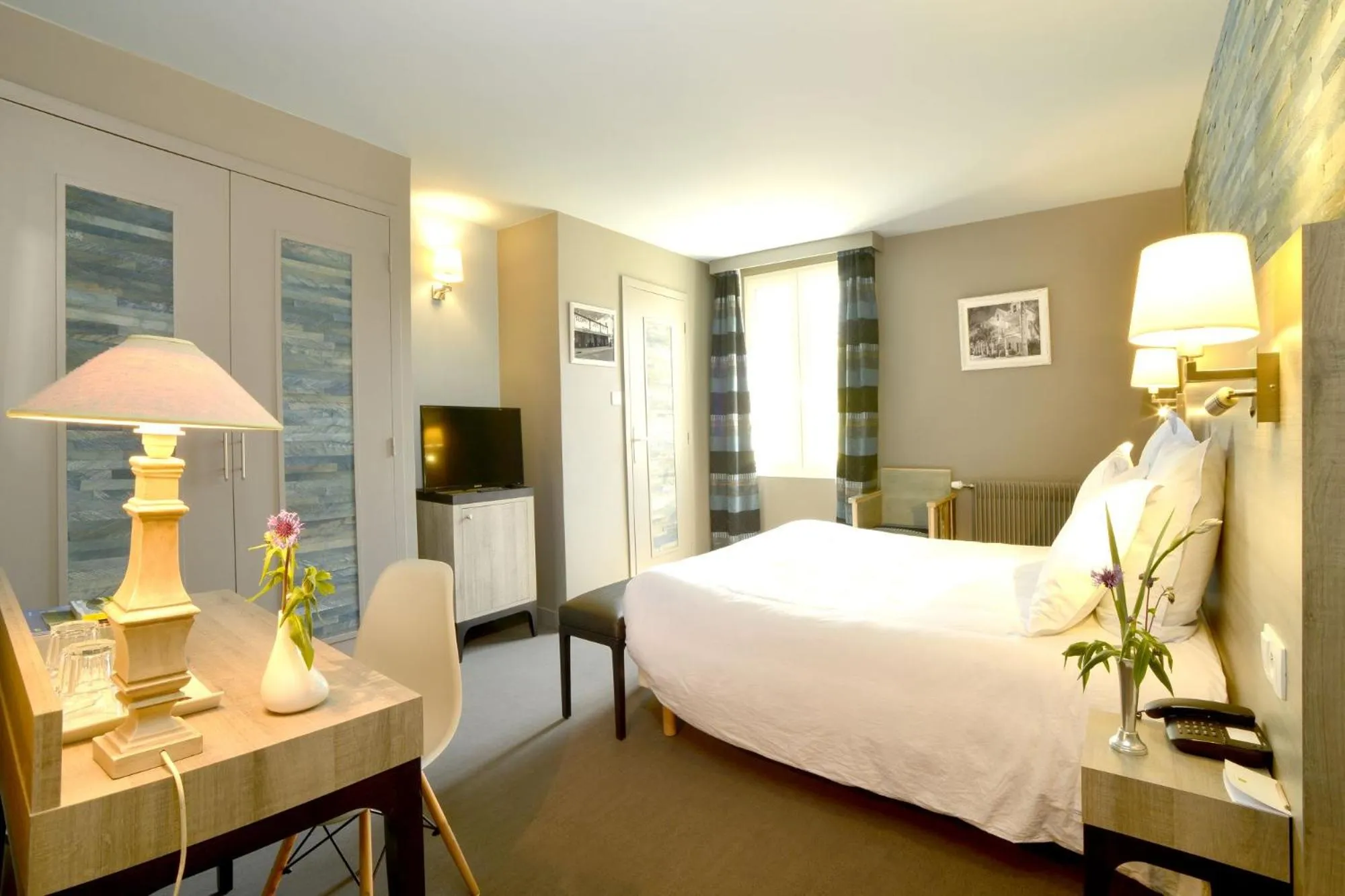 Photo of the whole room, Bed in Hôtel de France