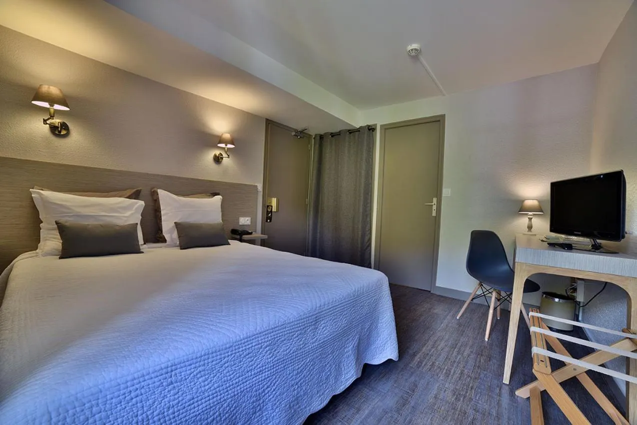 Photo of the whole room, Bed in Hôtel de France