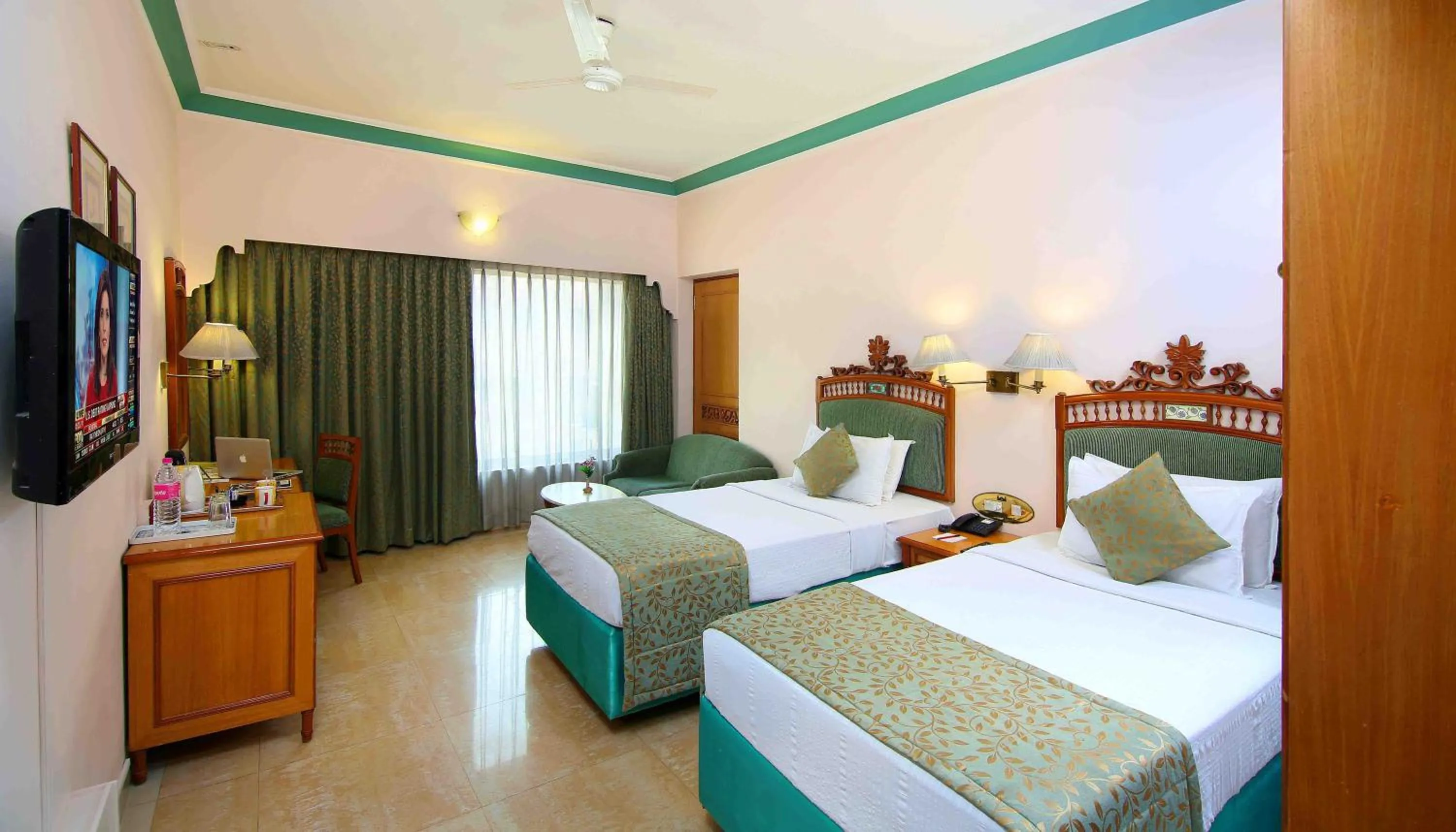 Photo of the whole room, Bed in Royal Court