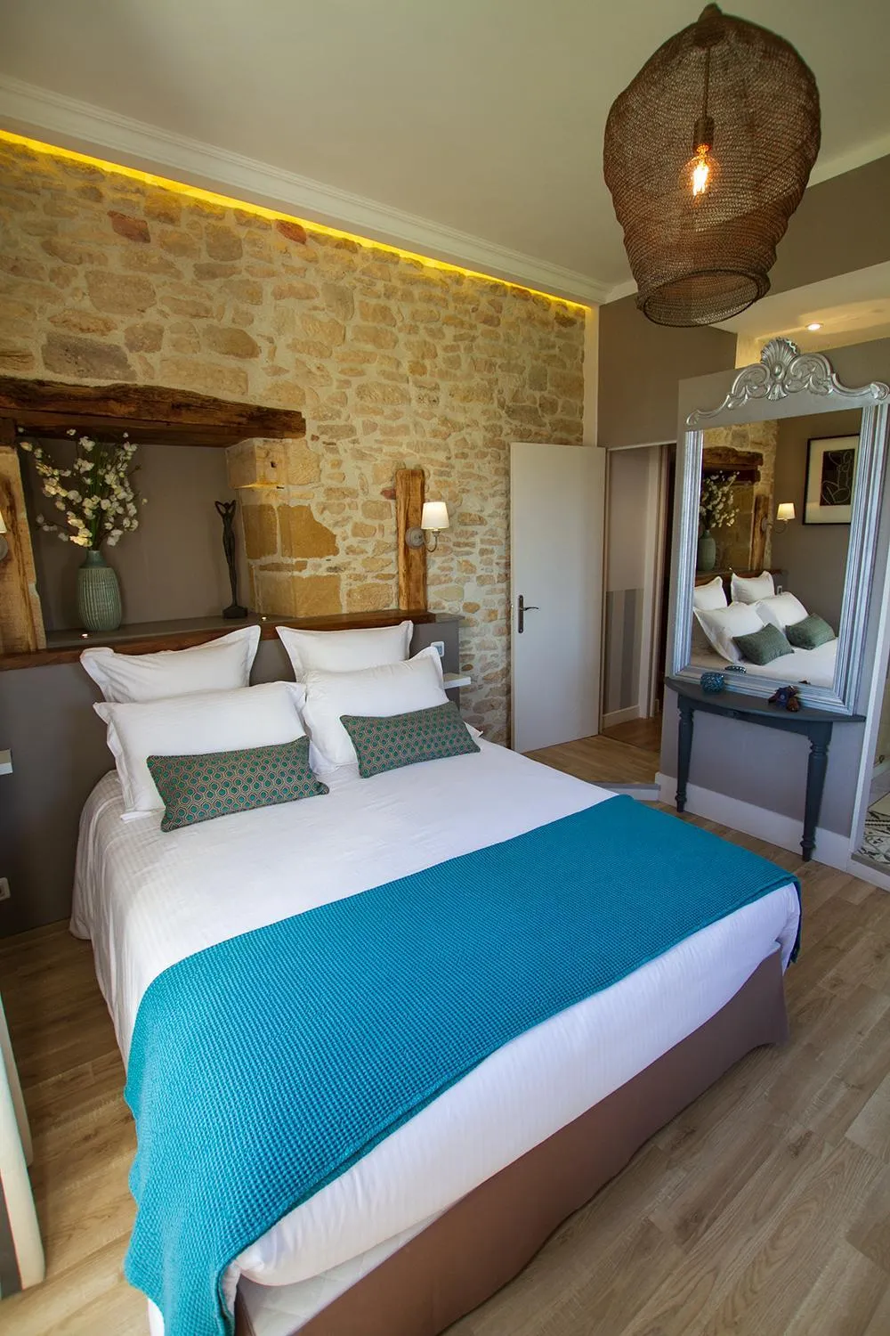 Photo of the whole room, Bed in Le Clos des Bories