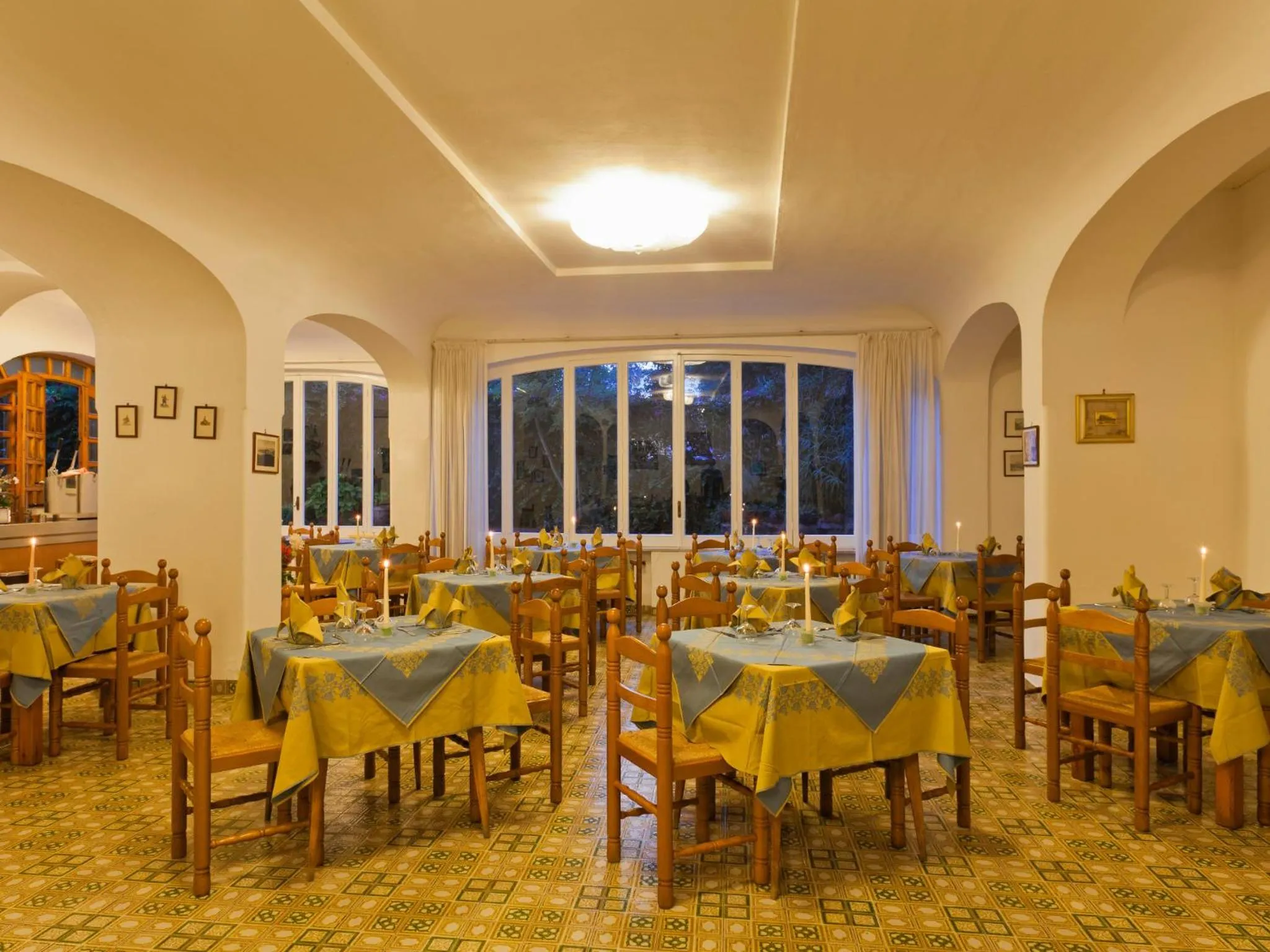 Restaurant/places to eat in Hotel Cleopatra