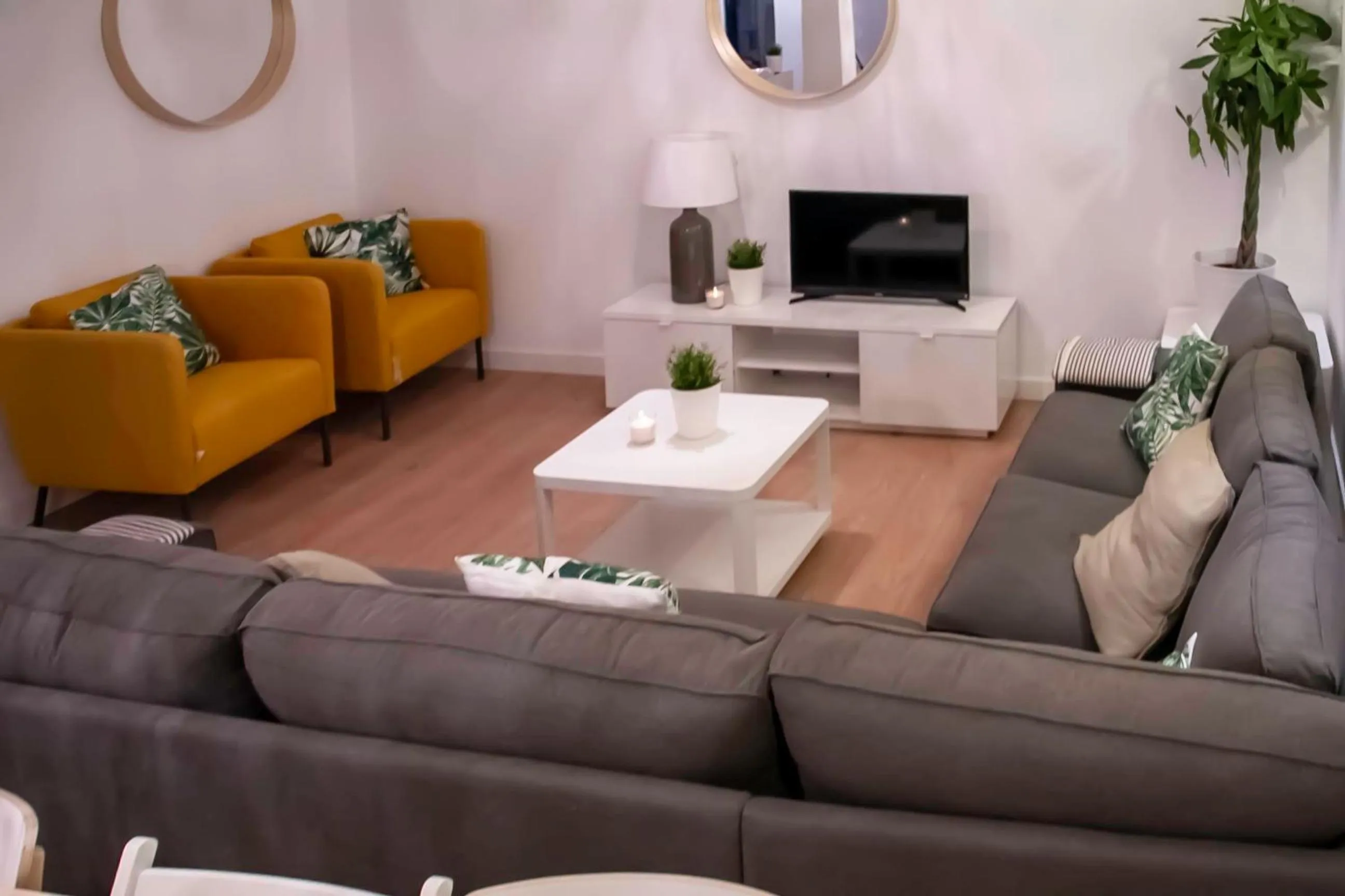 Communal lounge/ TV room in Real Beds Madrid