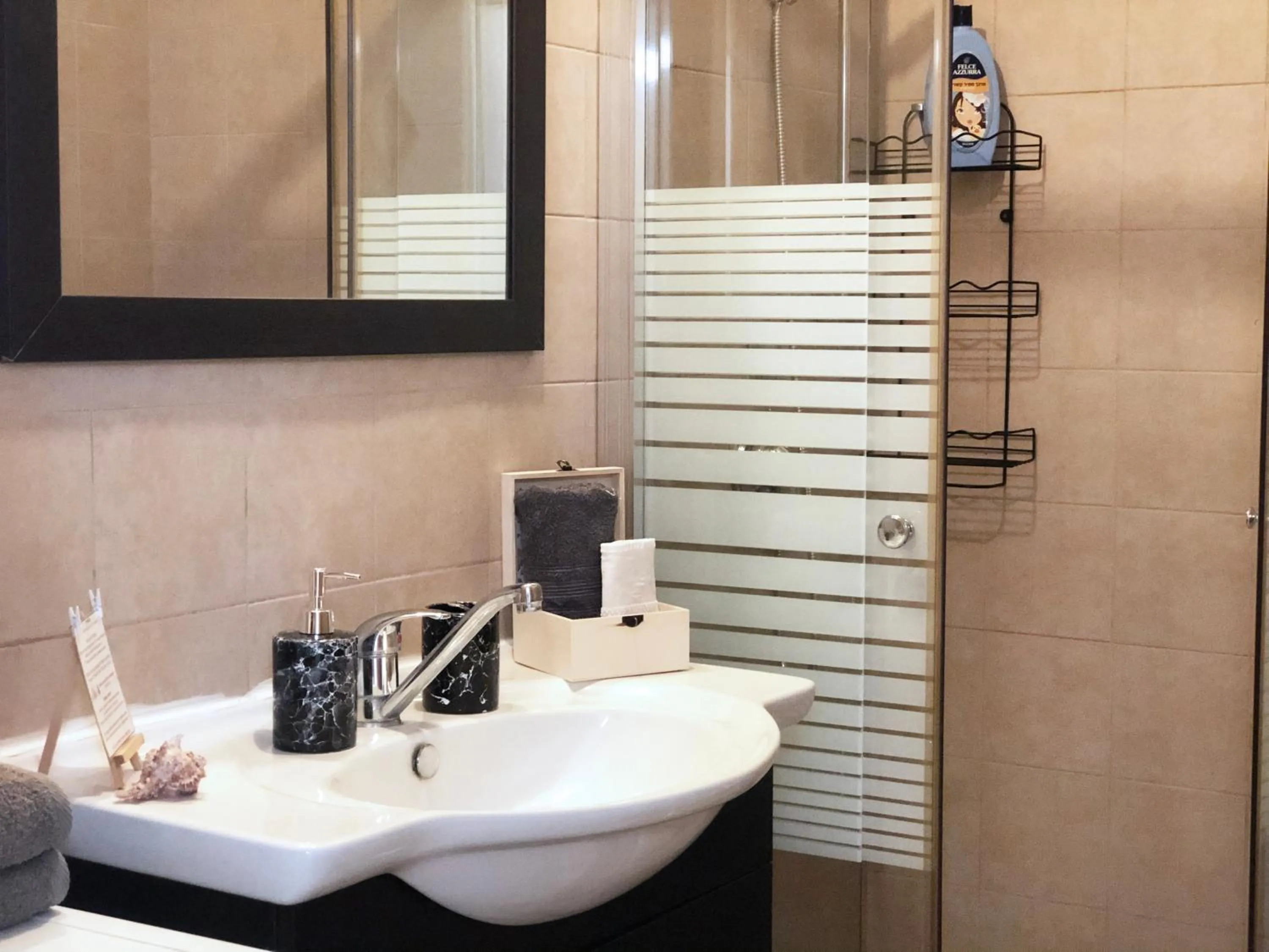 Shower in Stylish Tel Aviv