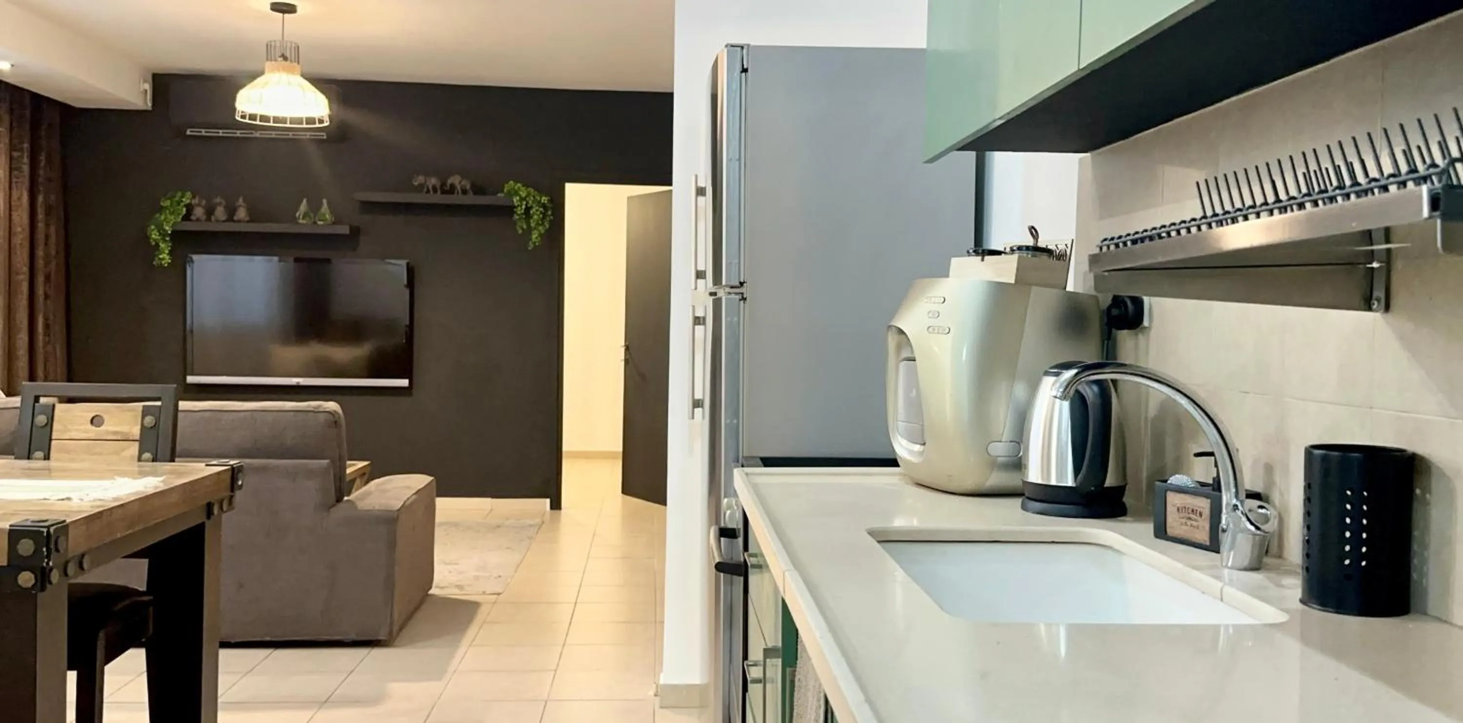 Communal lounge/ TV room in Stylish Tel Aviv