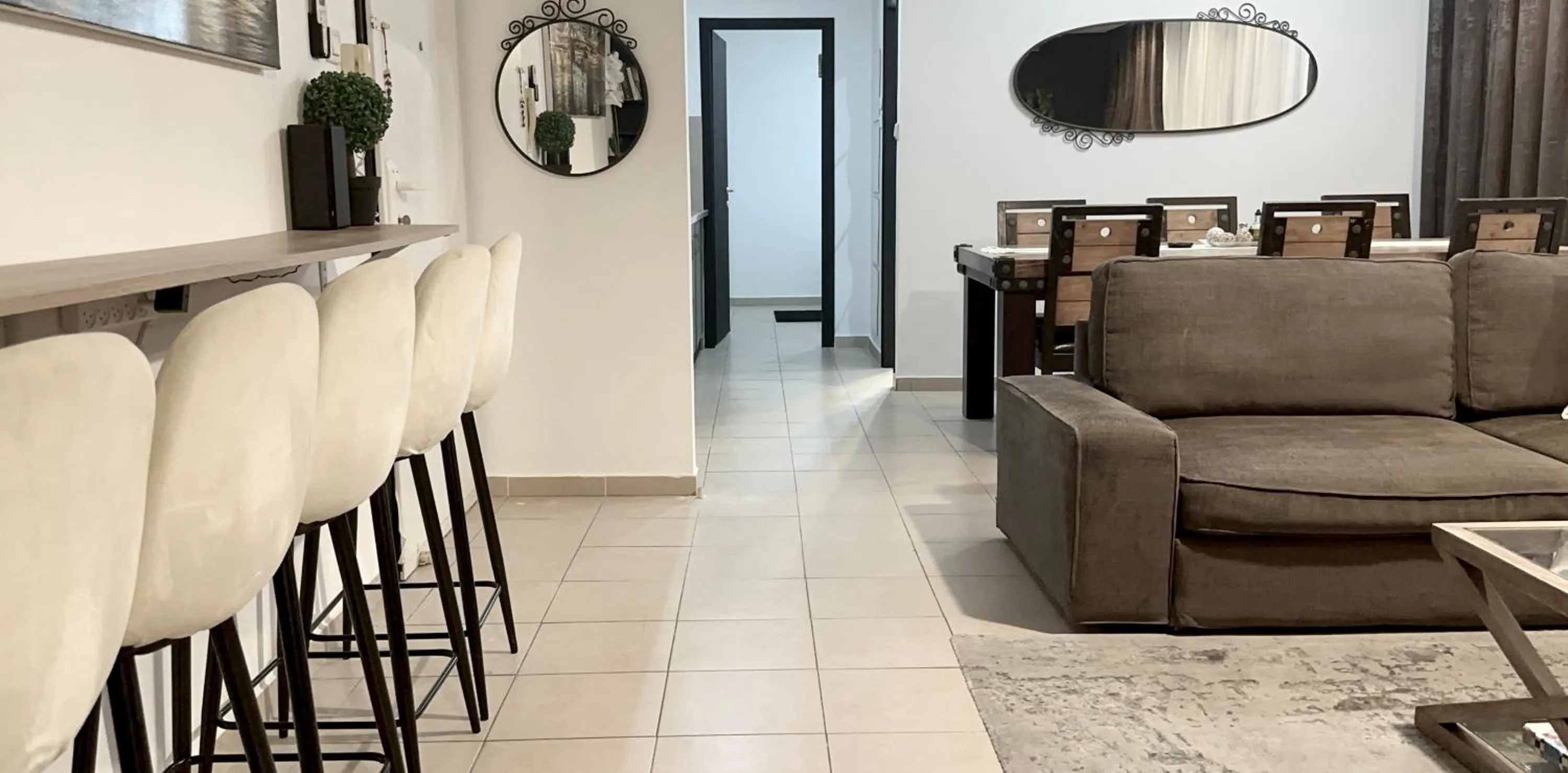 Communal lounge/ TV room in Stylish Tel Aviv