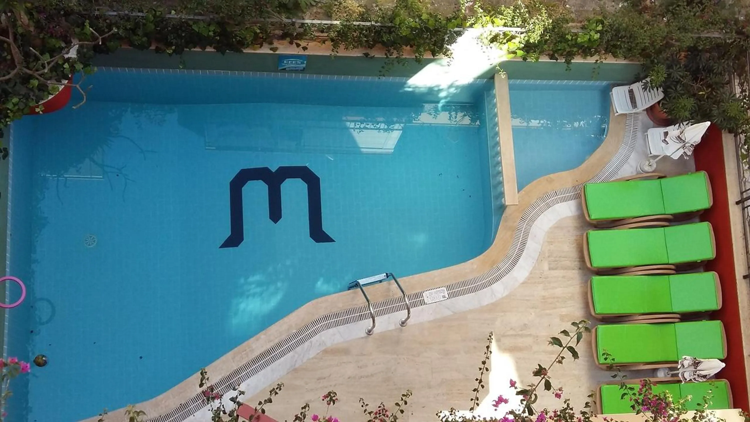Swimming pool in Musti Apart Hotel