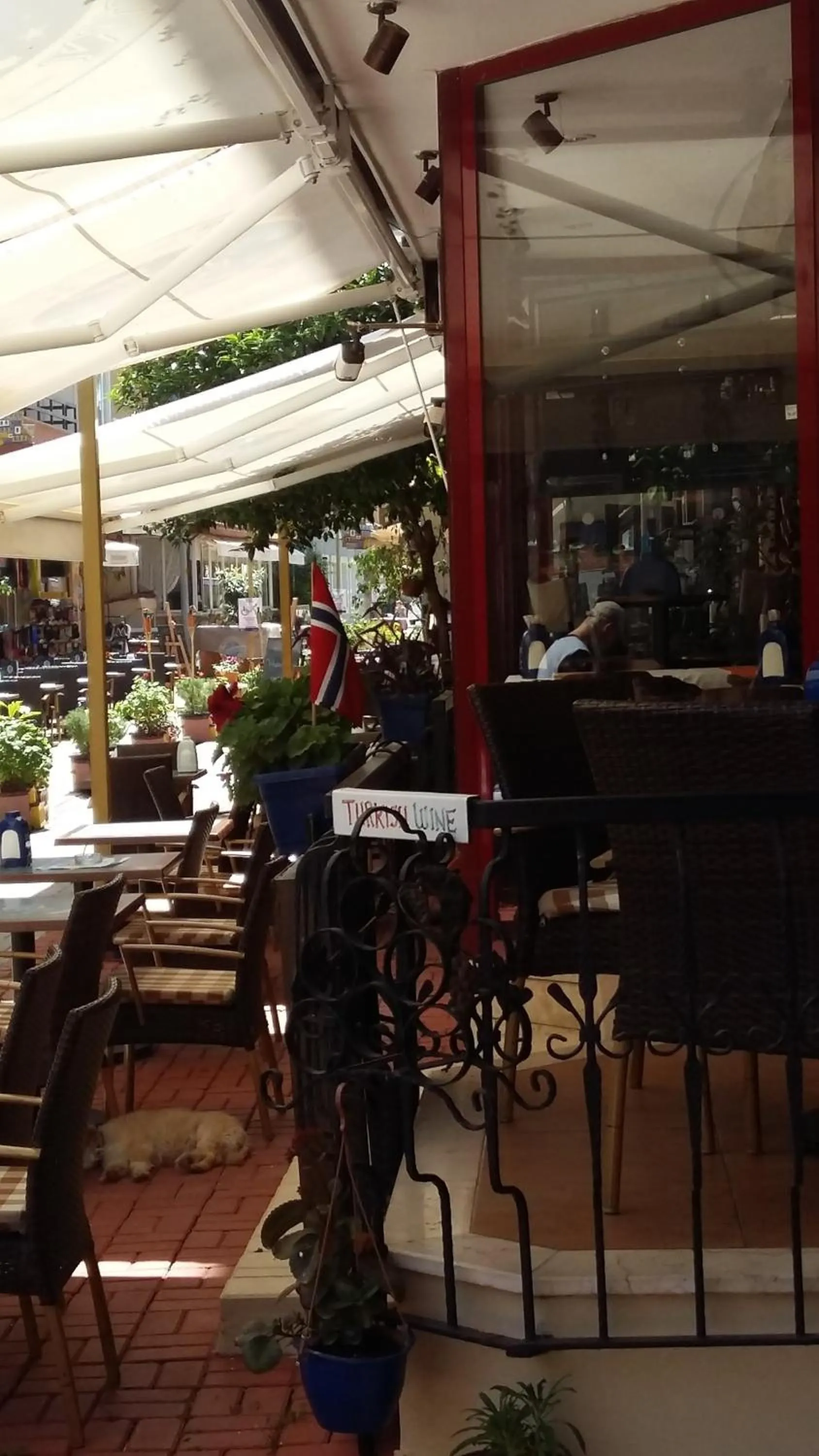 Restaurant/places to eat in Musti Apart Hotel