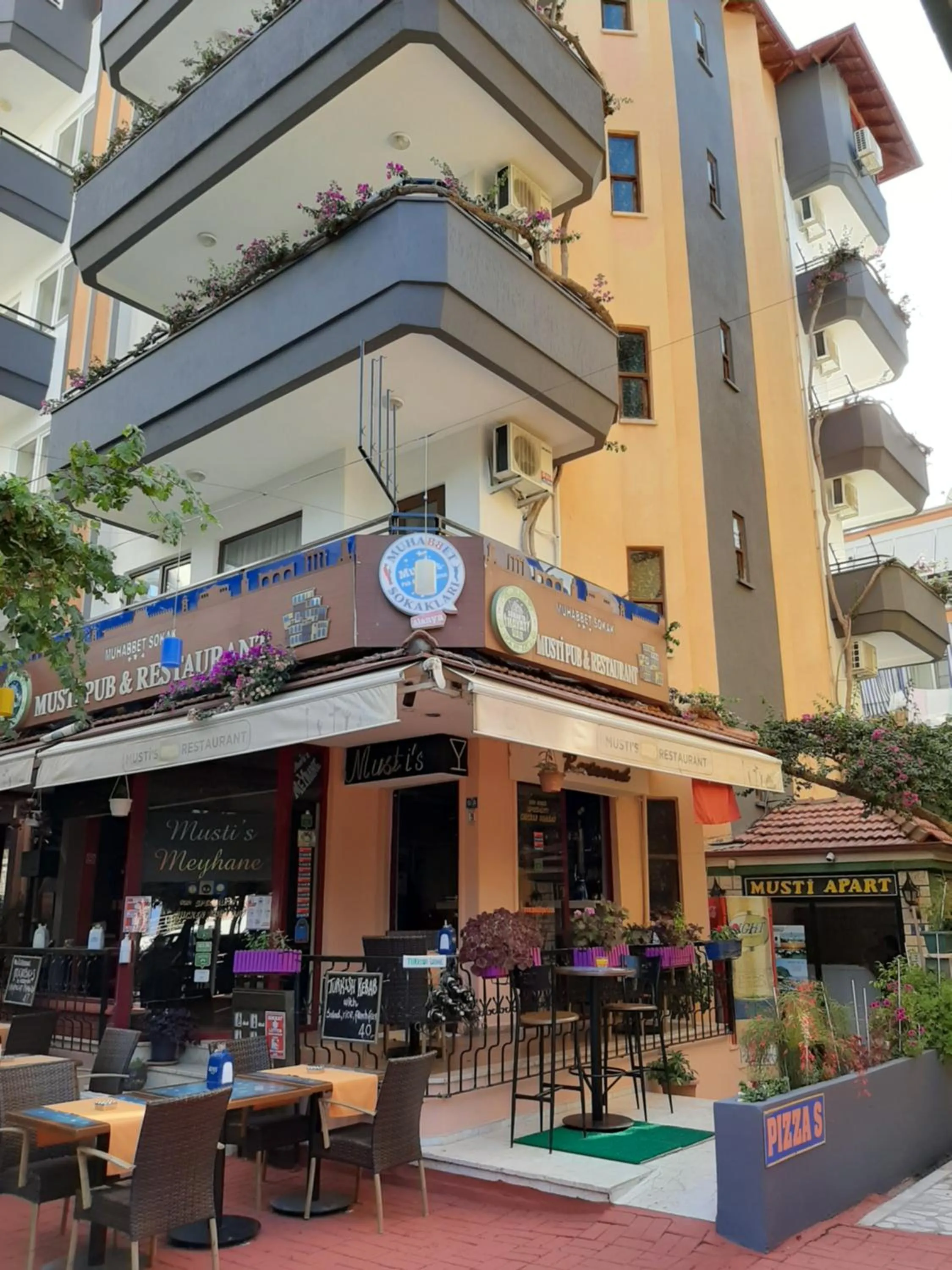 Restaurant/places to eat in Musti Apart Hotel