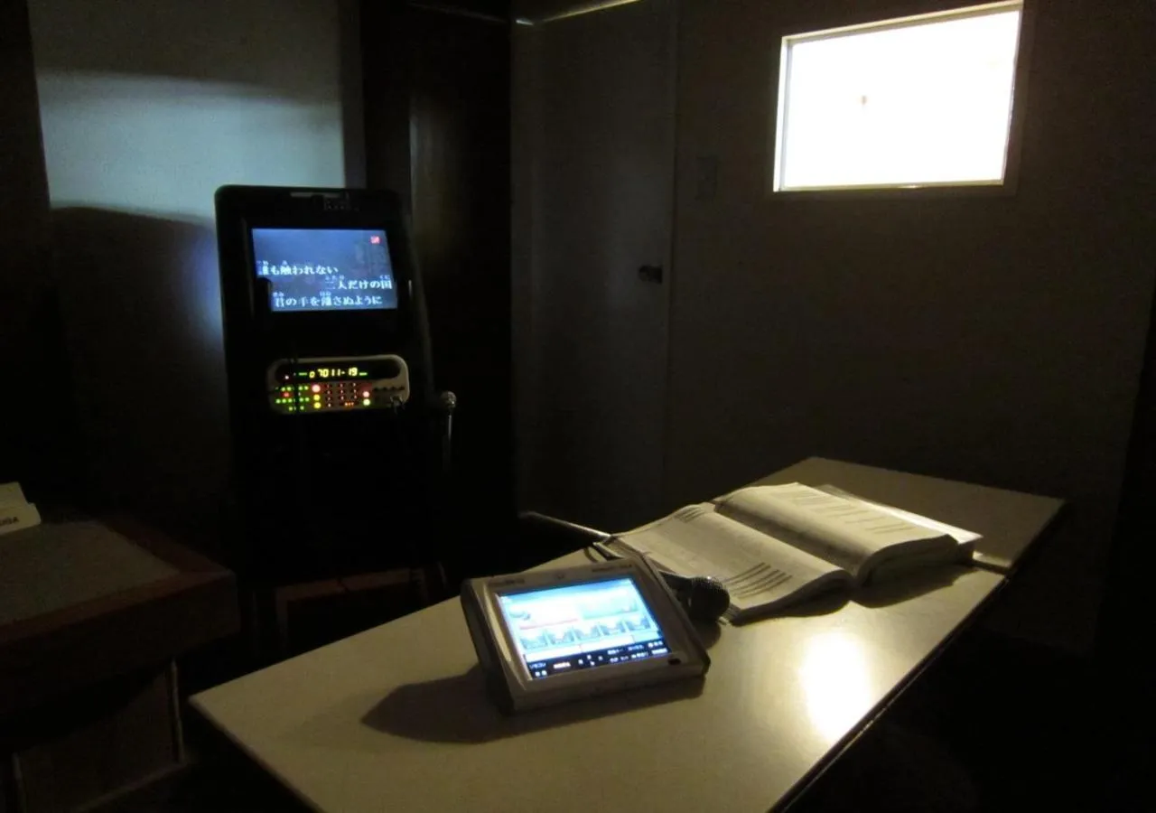 Karaoke in Atagawa Yamatokan