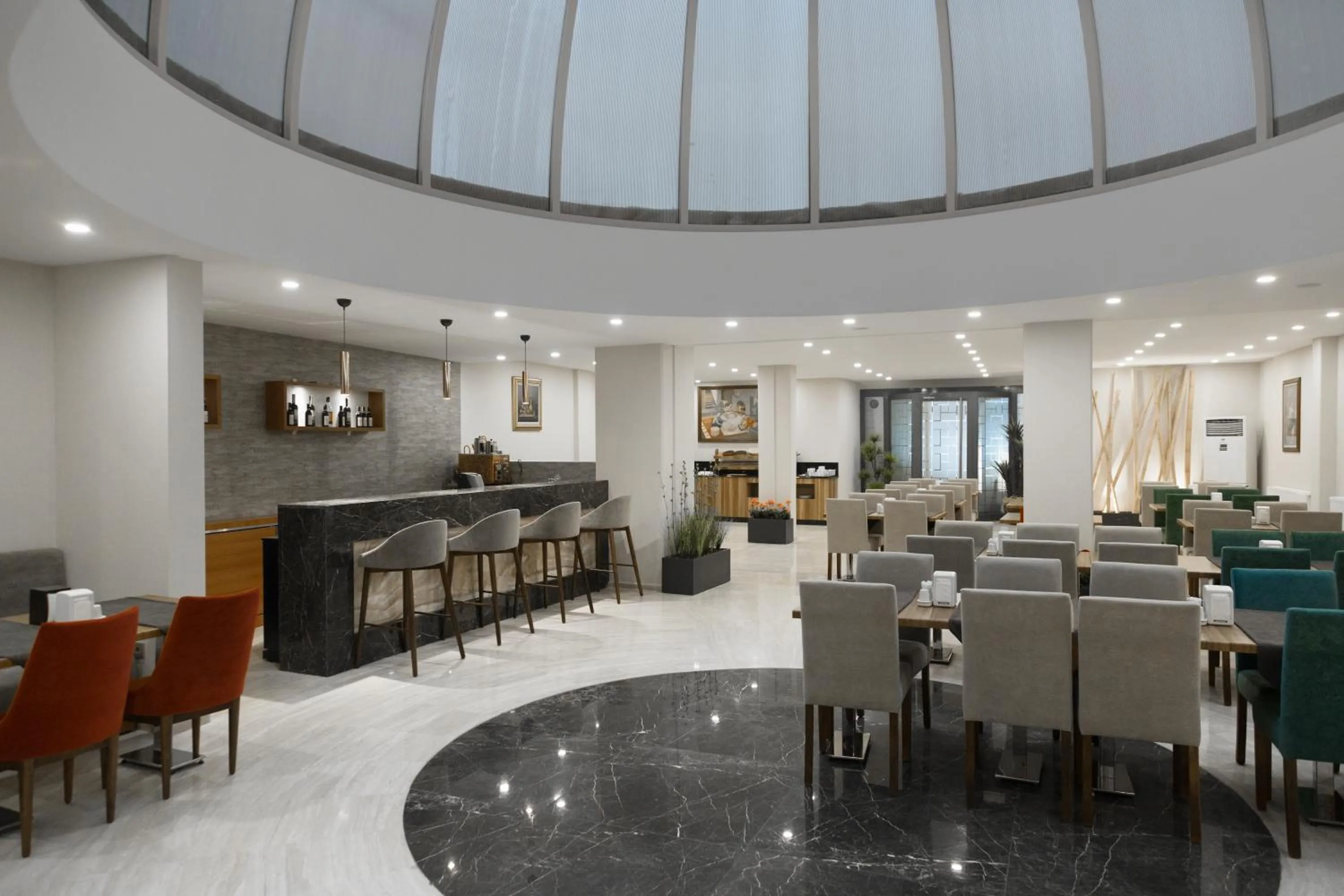 Restaurant/places to eat in Piskin Hotel